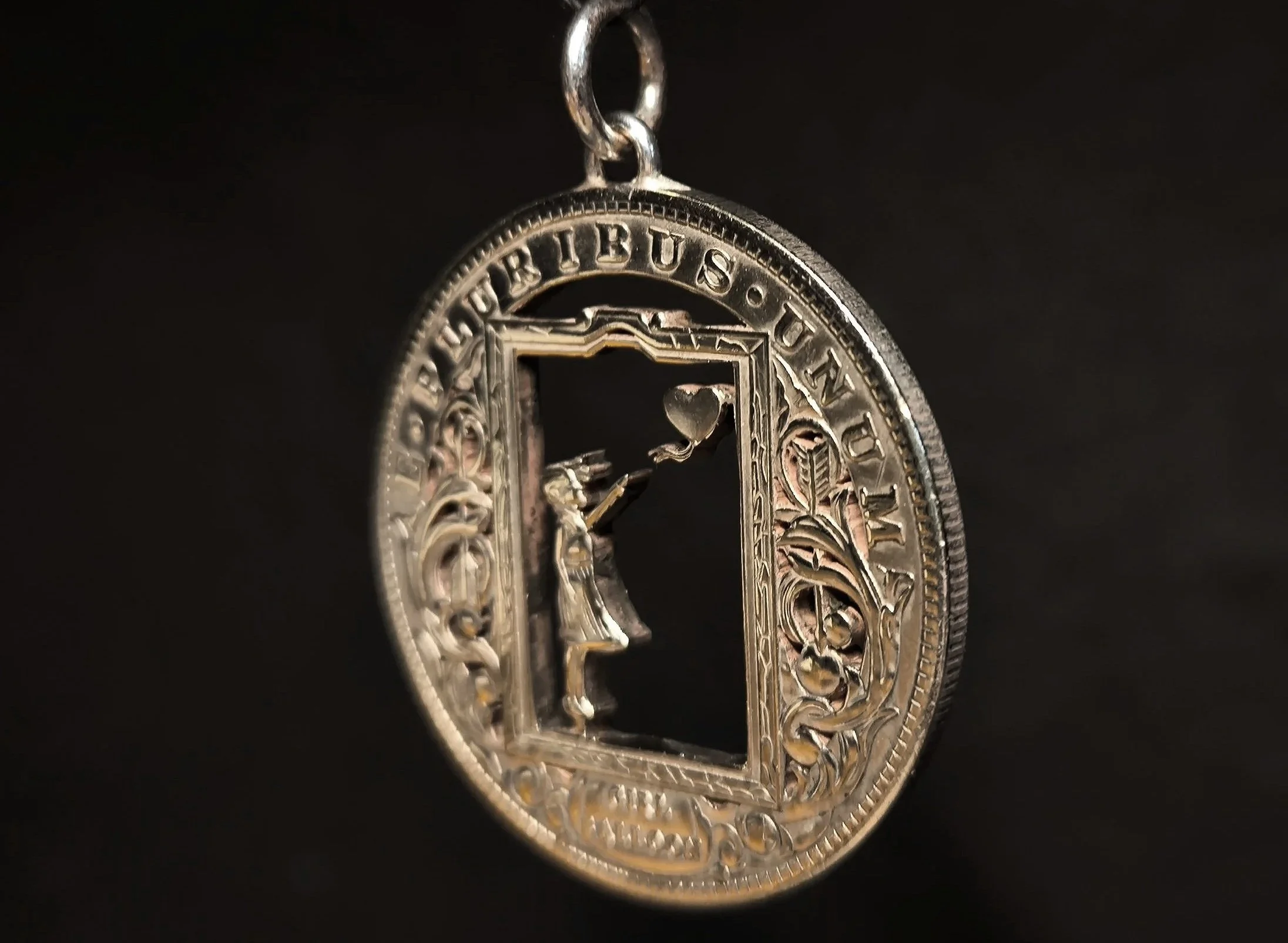 Mädchen mit Ballon, Kettenanhänger