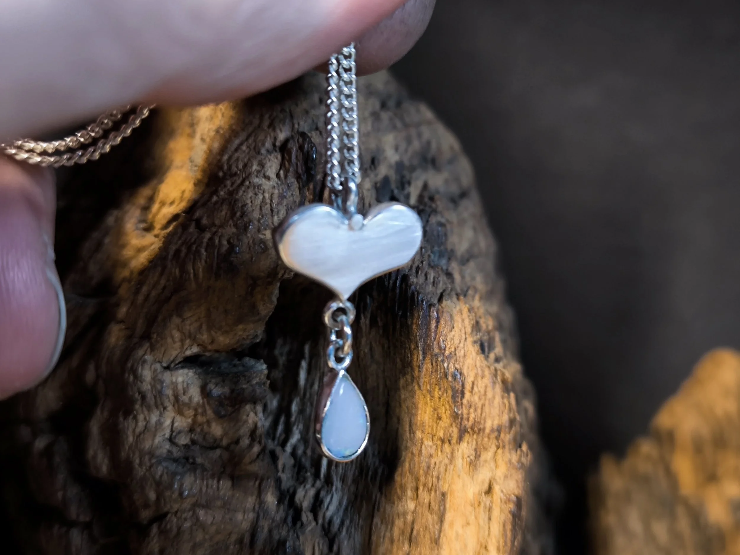 Herz mit Milchopal, Kettenanhänger aus Silber, Unikat