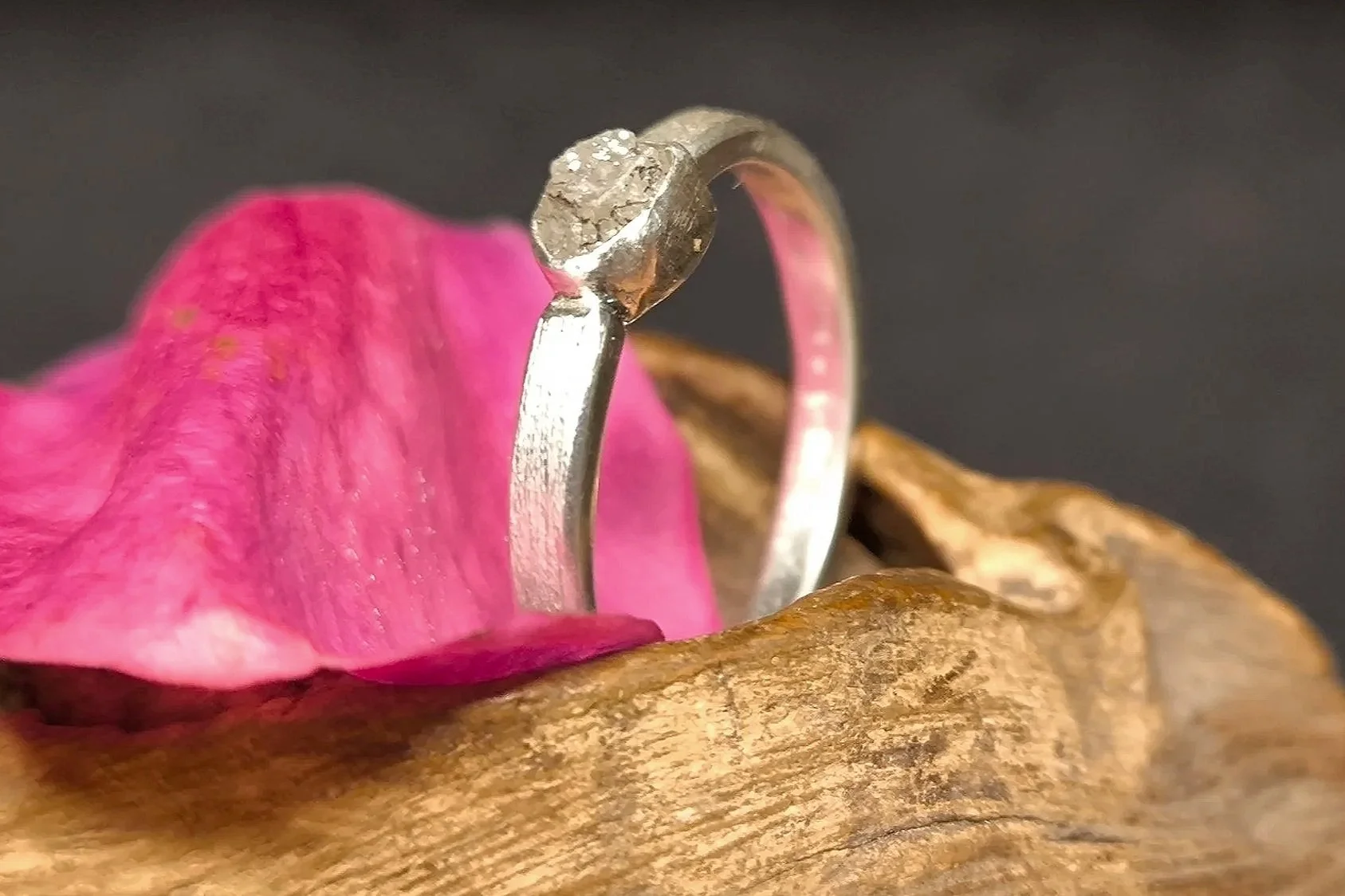Janet Schmock, Silberring mit Rohdiamant, handgefertigt, Unikat