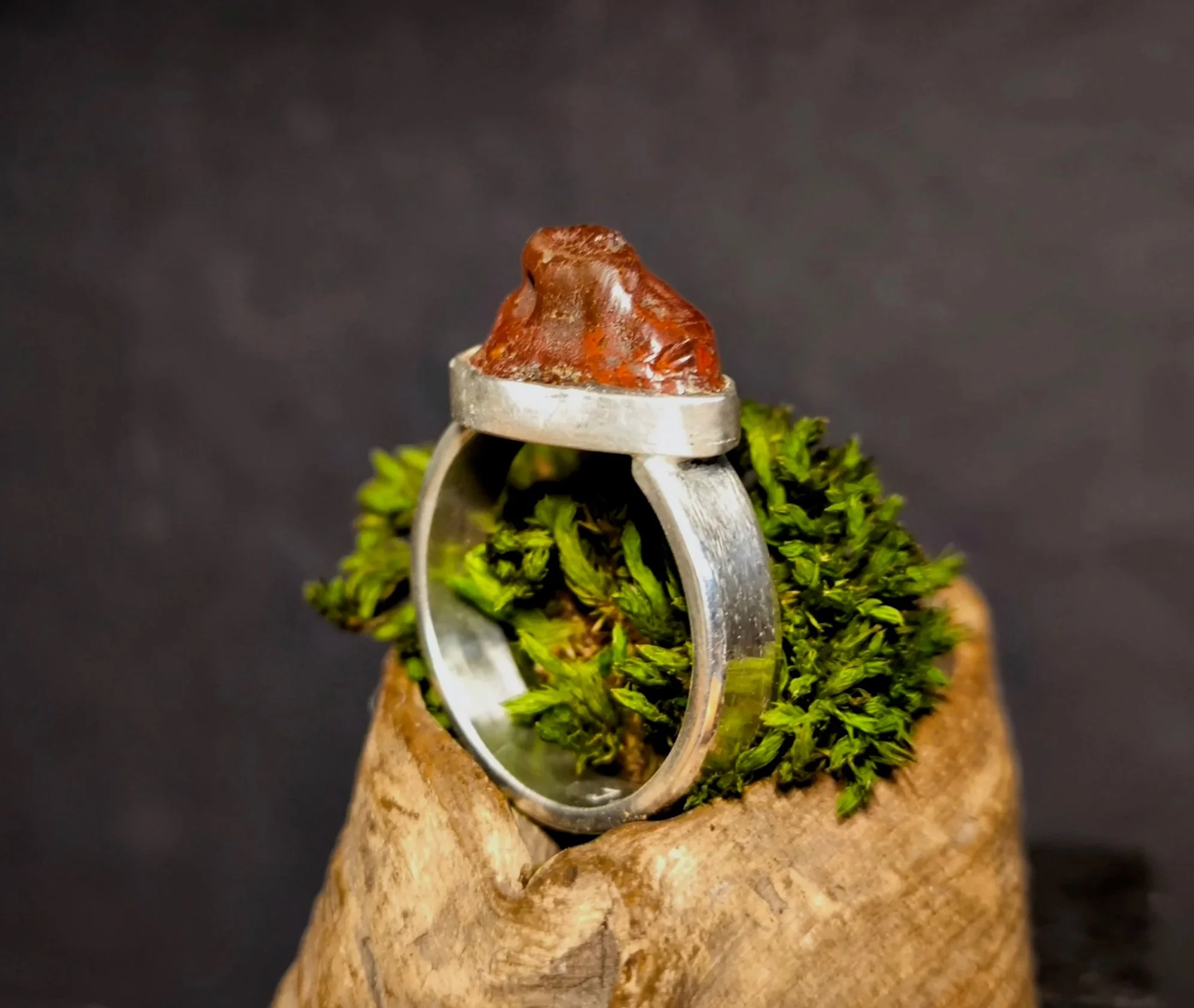 Roher Bernstein, Silberring, Silberschmiede Eigen Art