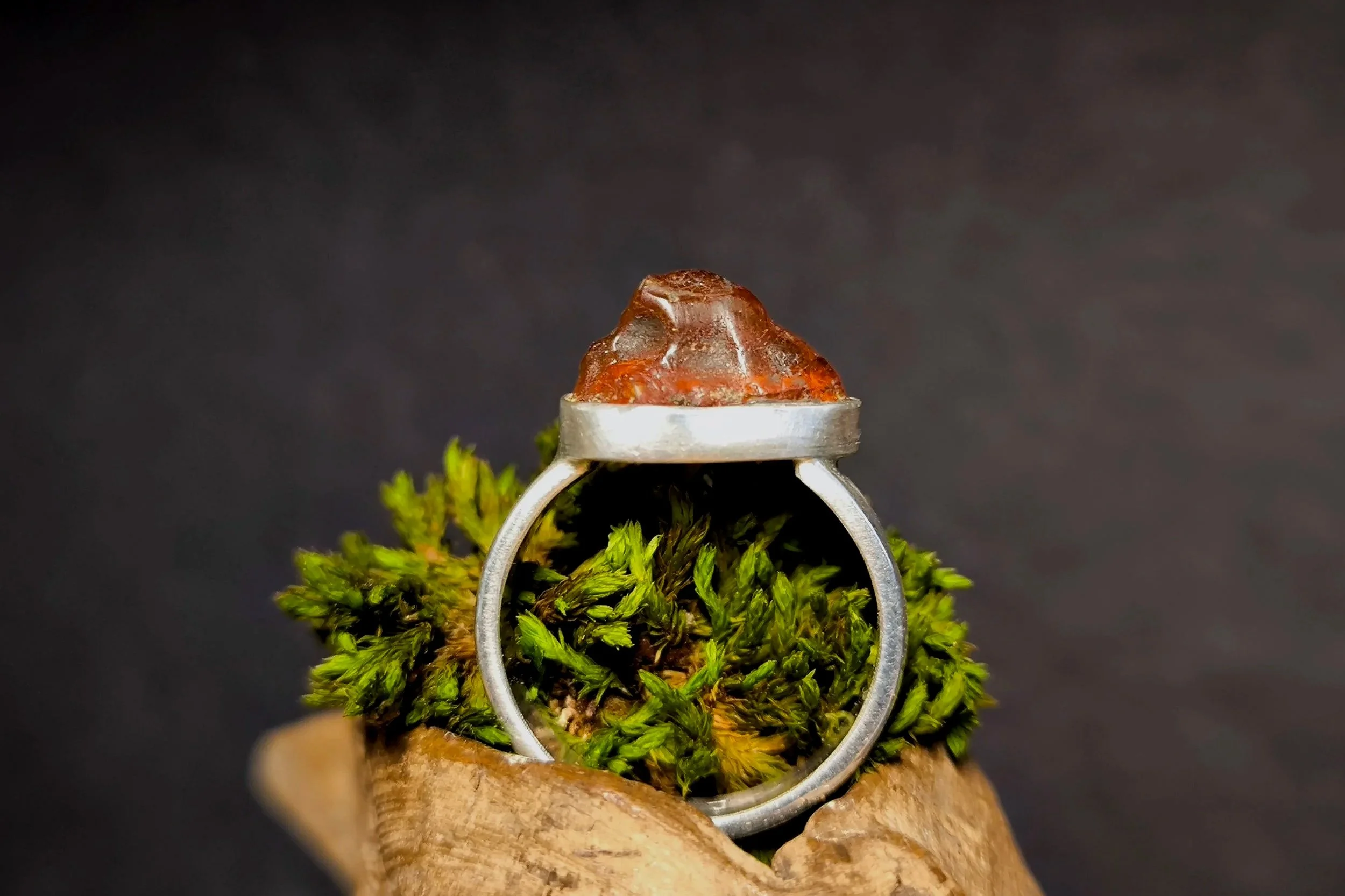 Roher Bernstein, Silberring, Silberschmiede Eigen Art