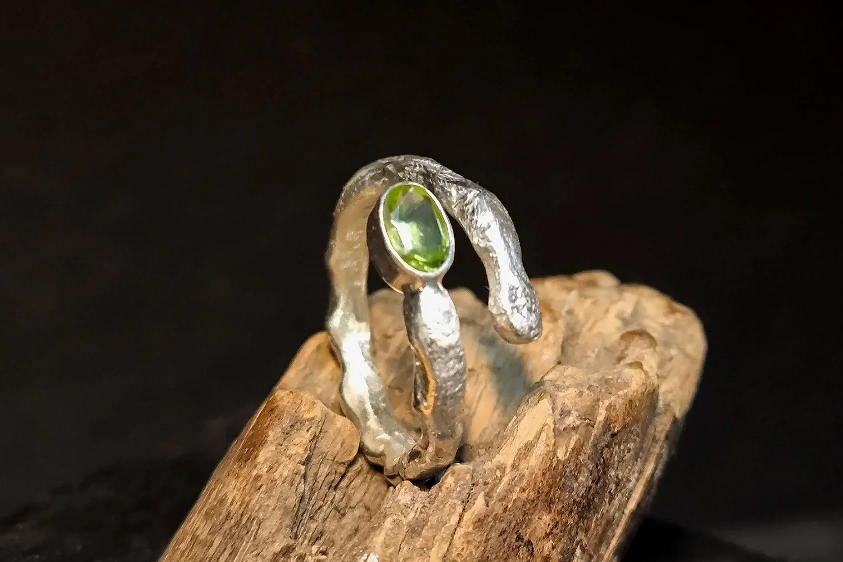 Handgefertigter Silberring, Angeschmolzen m- Peridot, Janet Schmock