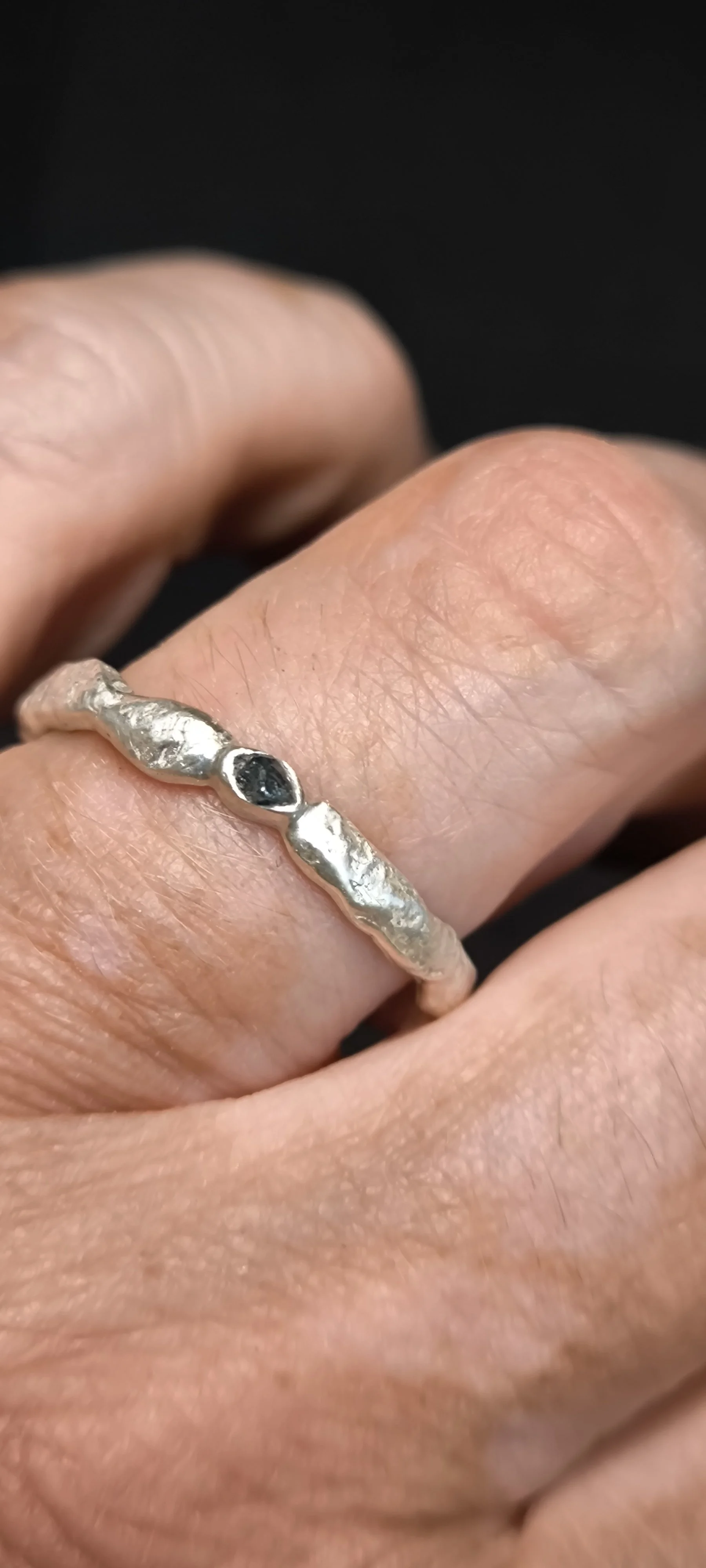 Angeschmolzener Silberring mit Rohdiamant, Janet Schmock