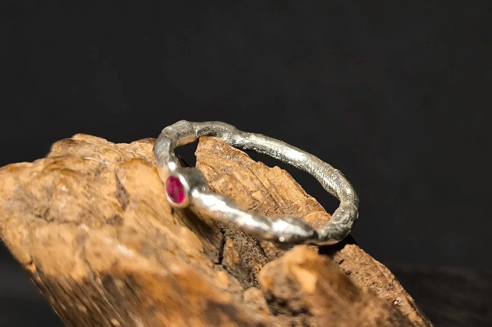 Schmelzwerk aus Silber mit Rubin, Silberschmiede-Eigen-Art