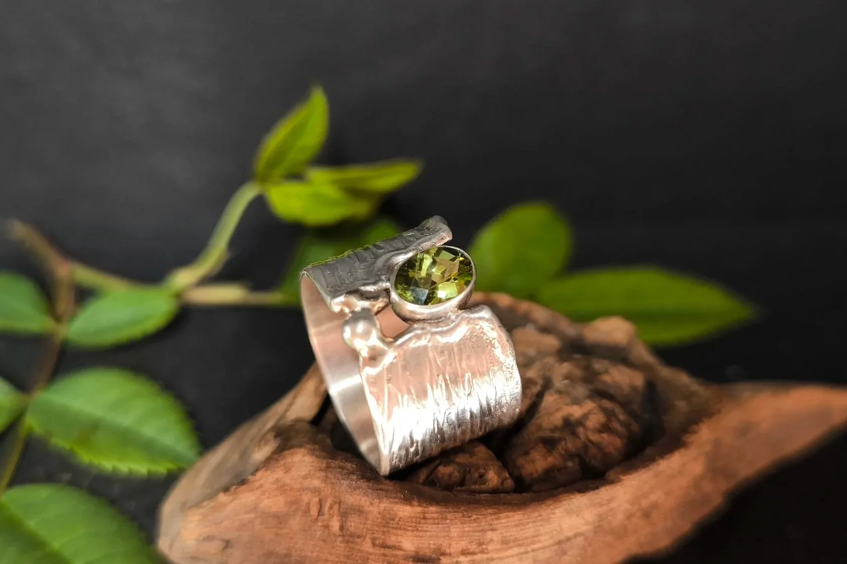 Silberring mit Peridot, Silberschmiedeschmuck, Silberschmiedeeigenart