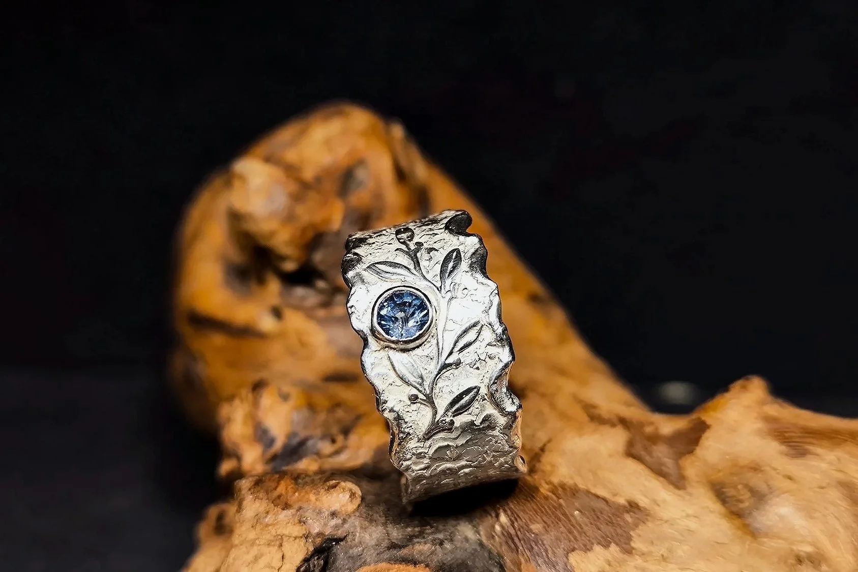 Silberring mit angeschmolzenen Rändern und Saphir, handmade