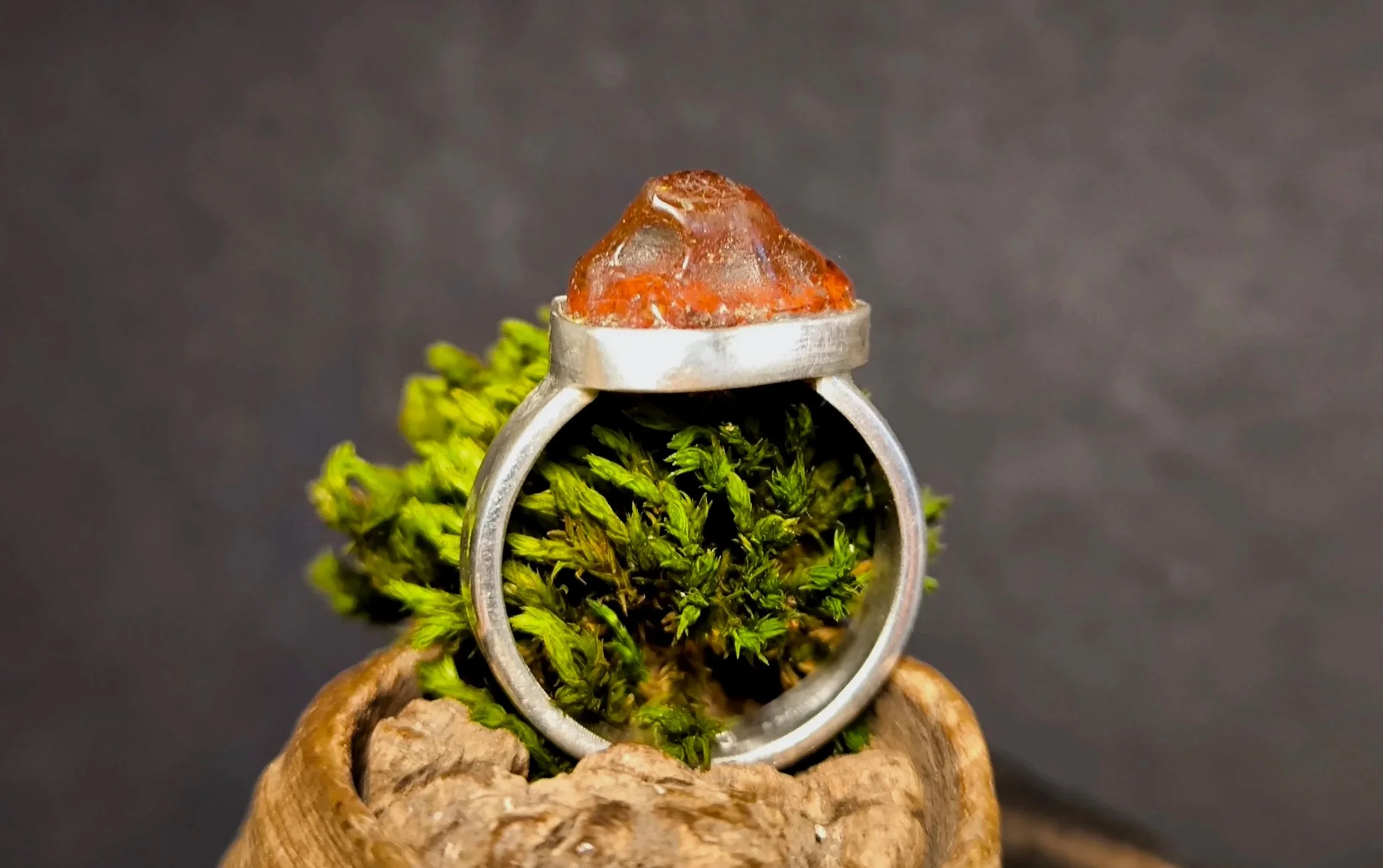 Roher Bernstein, Silberring, Silberschmiede Eigen Art