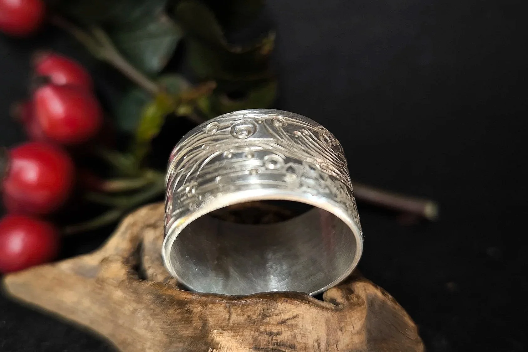 Großer Silberring, Durchmesser 24,3 mm, Handarbeit, Janet Schmock