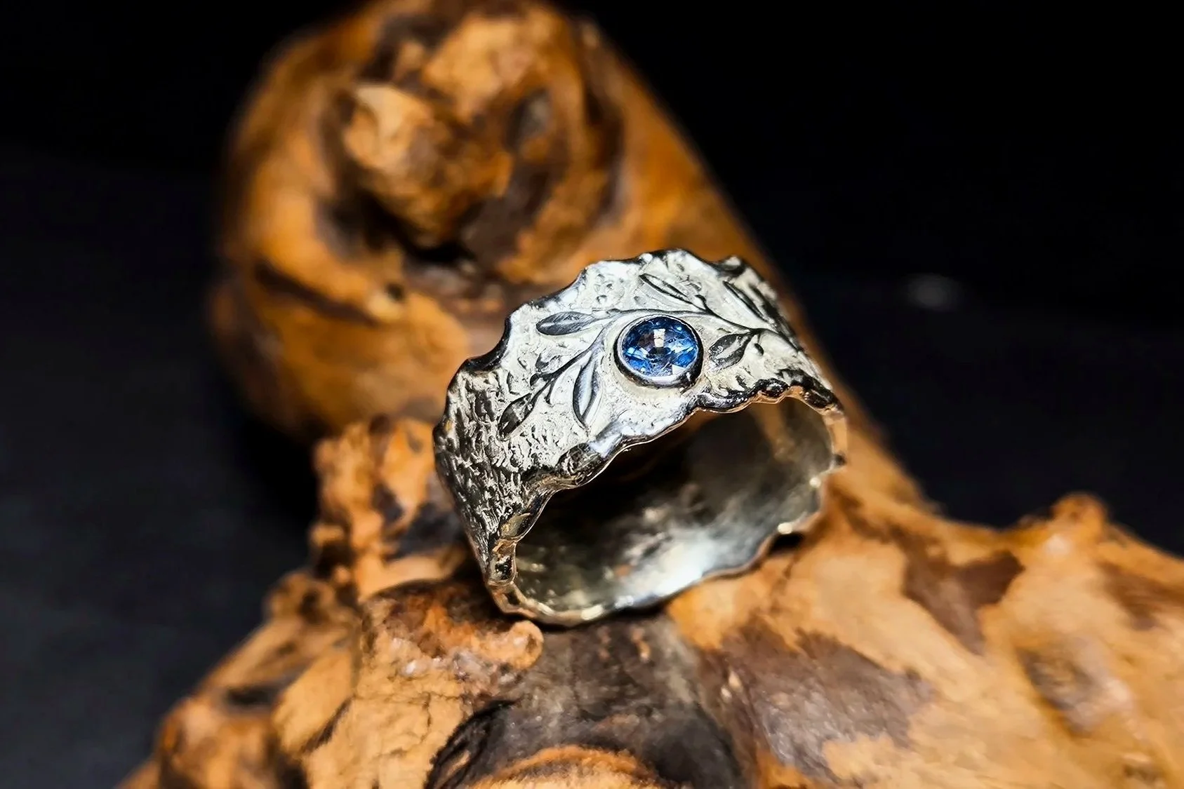 Silberring mit angeschmolzenen Rändern und Saphir, handmade