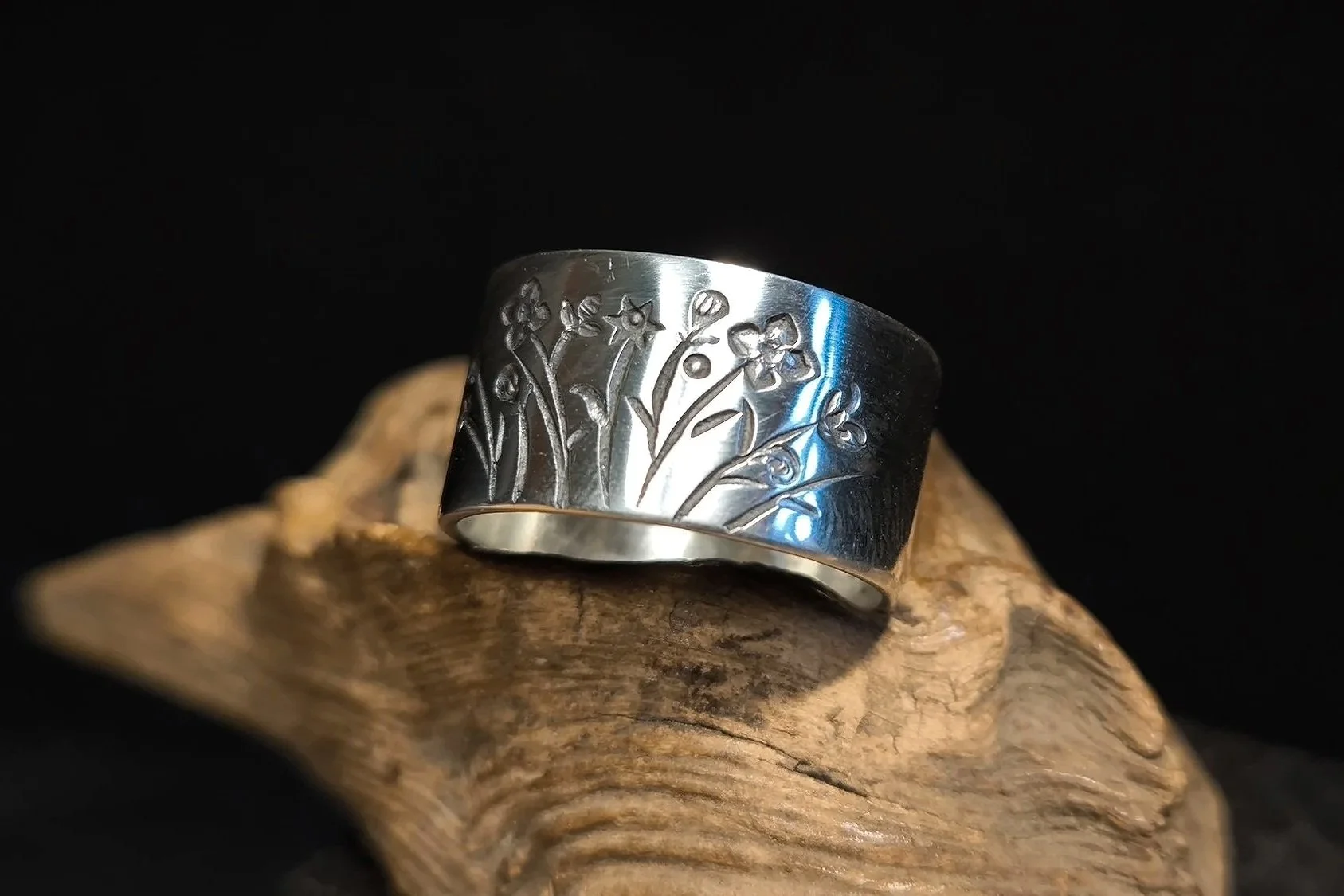 Silberring mit Blumenmuster, Einzelstück