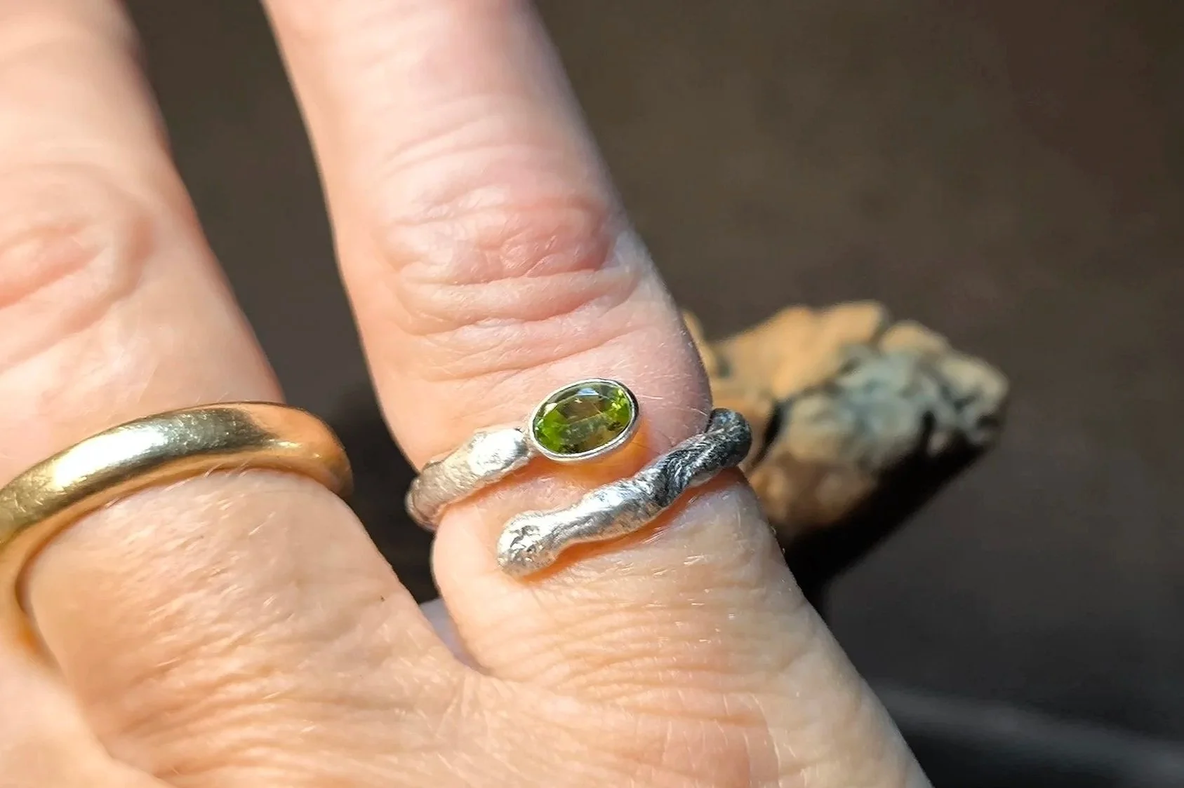 Handgefertigter Silberring, Angeschmolzen m- Peridot, Janet Schmock