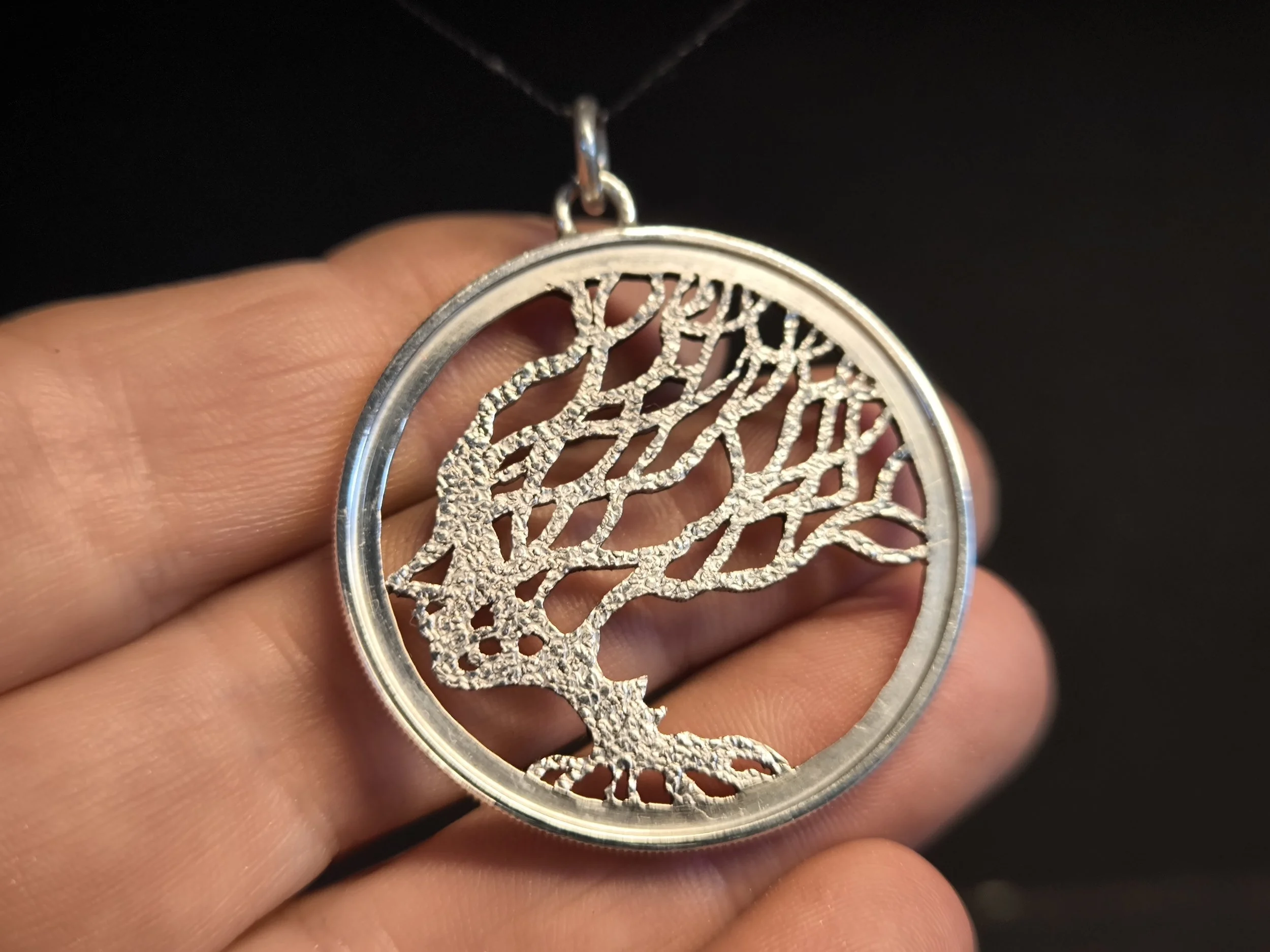 Baum mit wehendem Haar. Kettenanhänger Silber