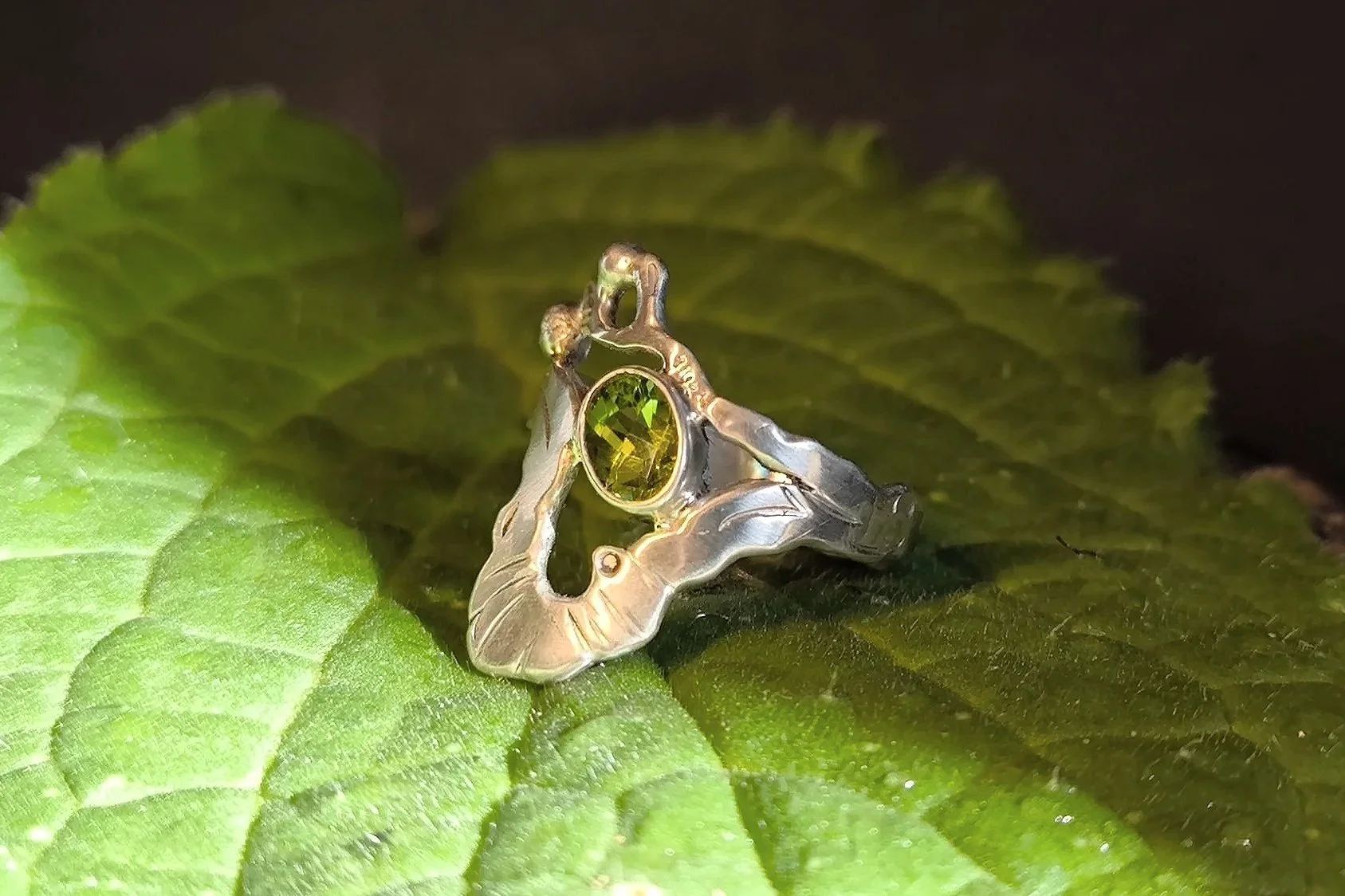 Silberring mit Peridot, Durchmesser 18 mm, recyceltes Silber, Unikat