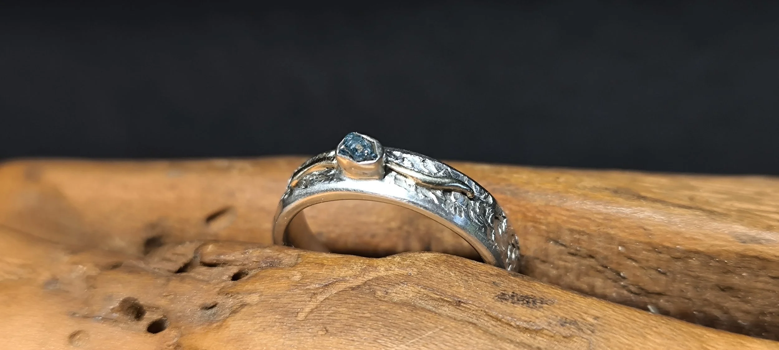 Blauer Rohdiamant, Silberring mit Gold, Janet Schmock