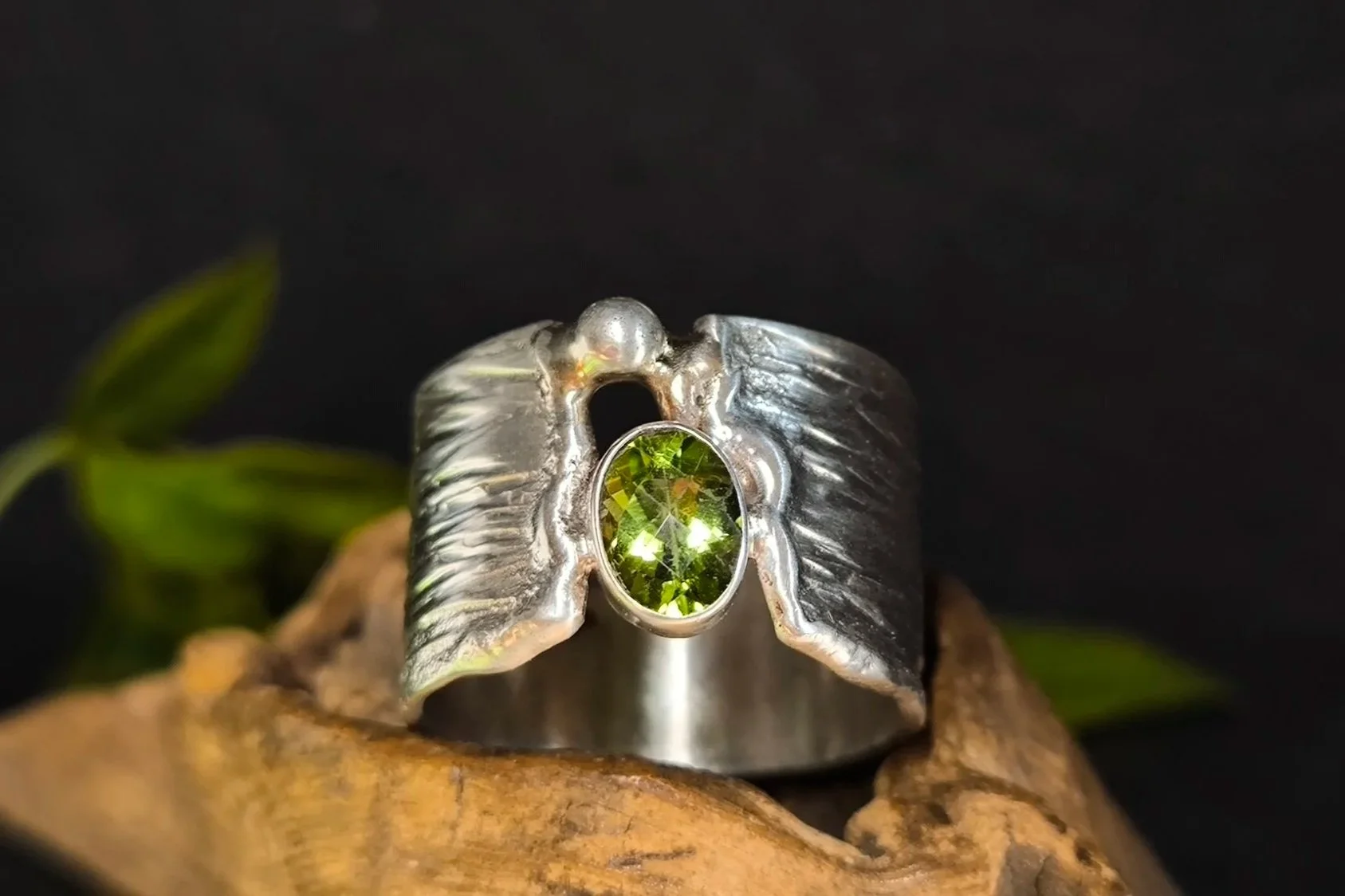 Silberring mit Peridot, Silberschmiedeschmuck, Silberschmiedeeigenart