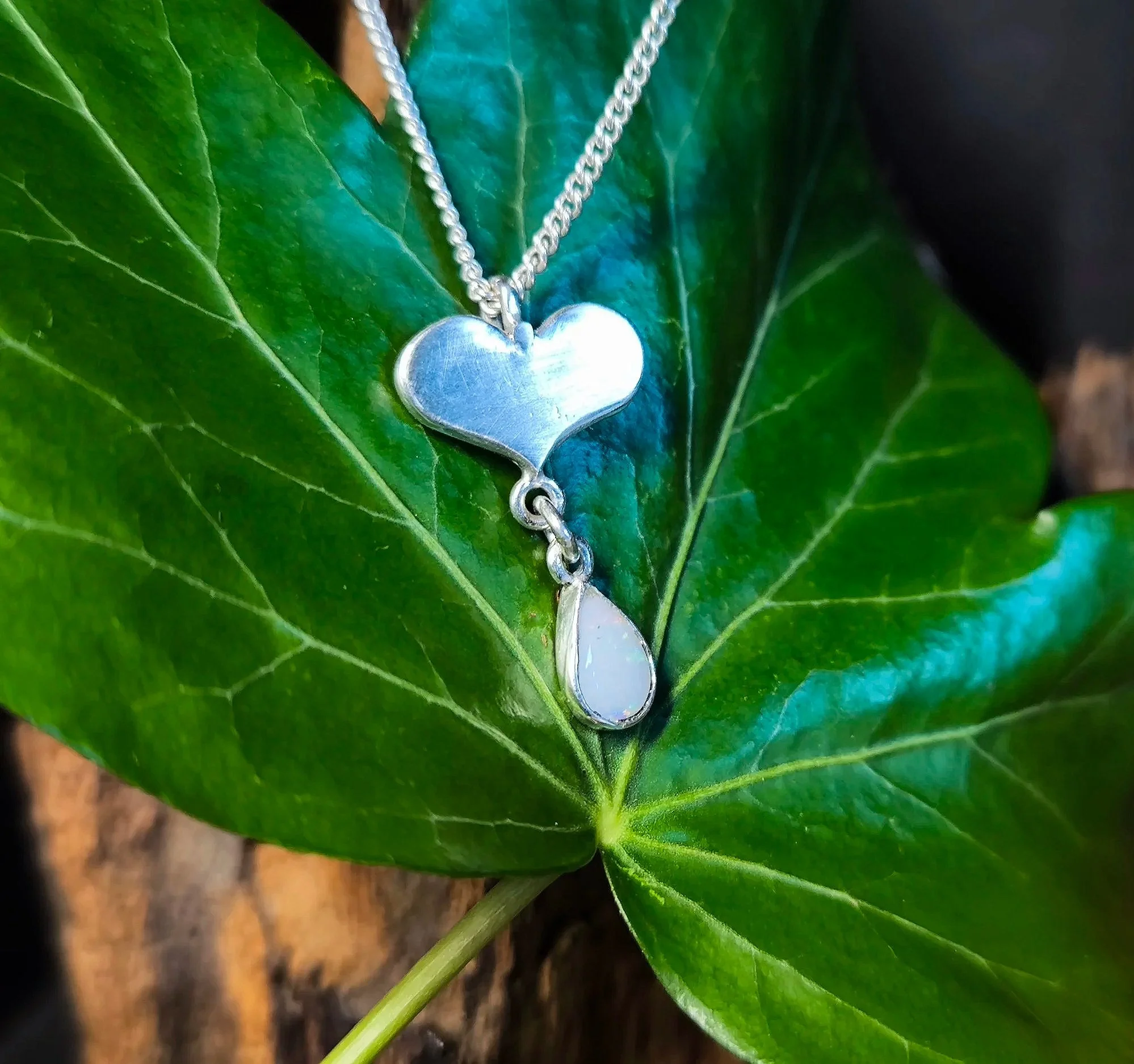 Herz mit Milchopal, Kettenanhänger aus Silber, Unikat