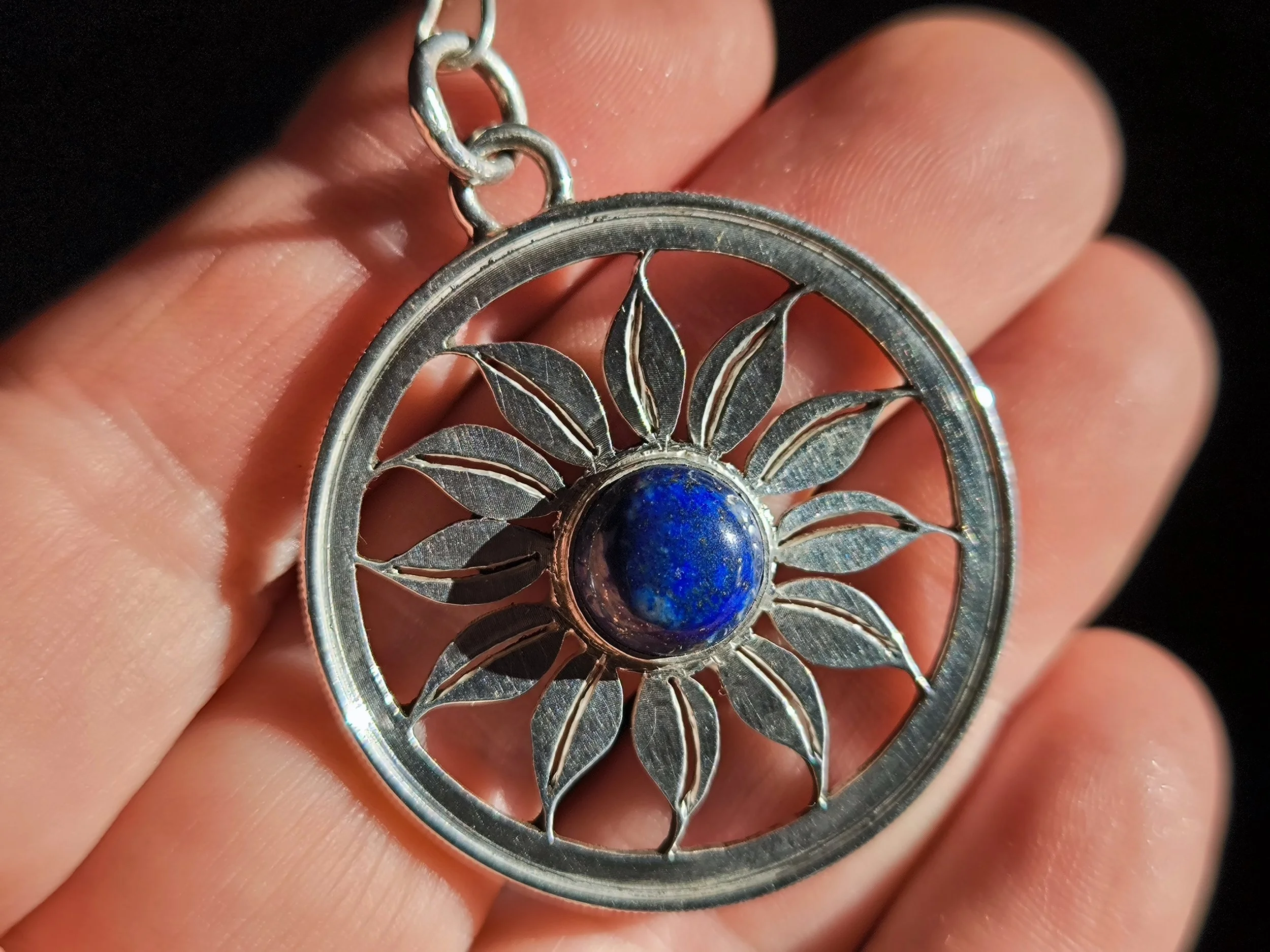 Silberblume mit Lapis, Unikat