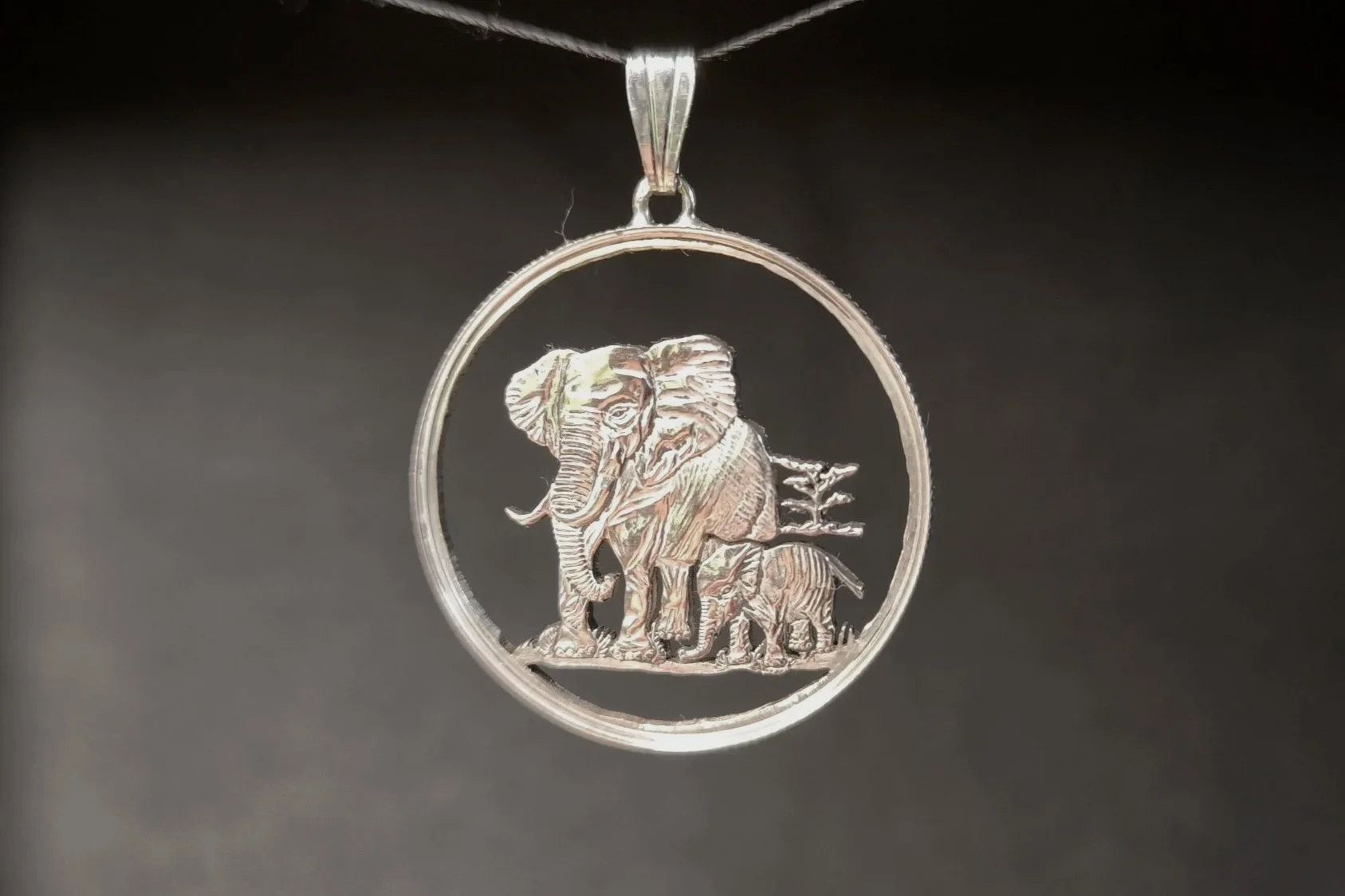 Elefant mit Kalb, Kettenanhänger aus Silber, handgesägt, Münzschmuck