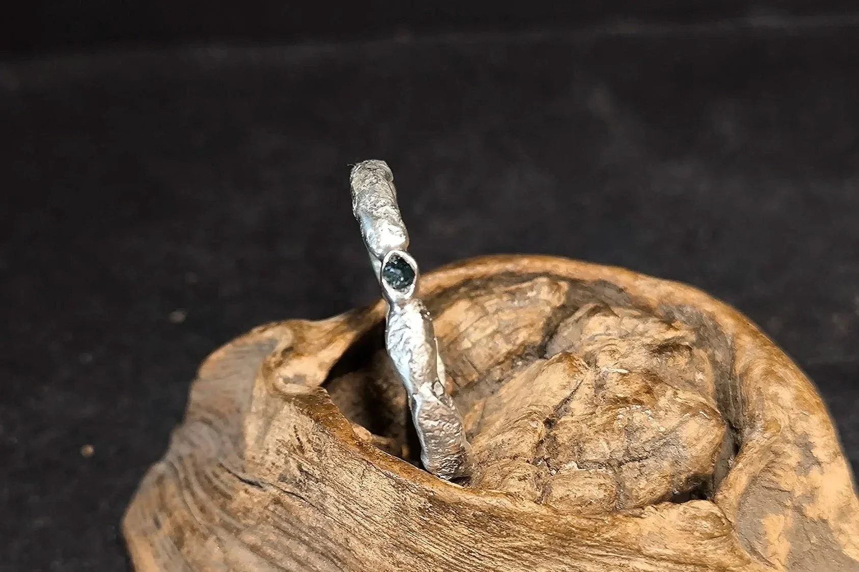 Angeschmolzener Silberring mit Rohdiamant, Janet Schmock