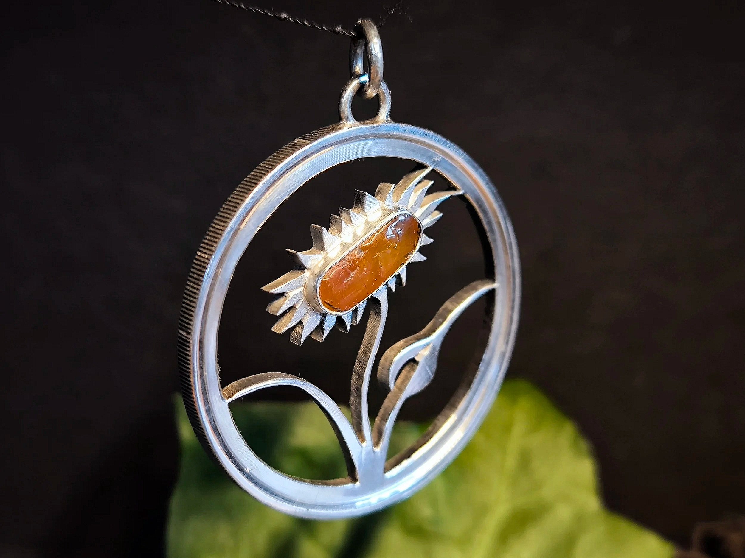 Sonnenblume mit Bernstein, Kettenanhänger, Silber