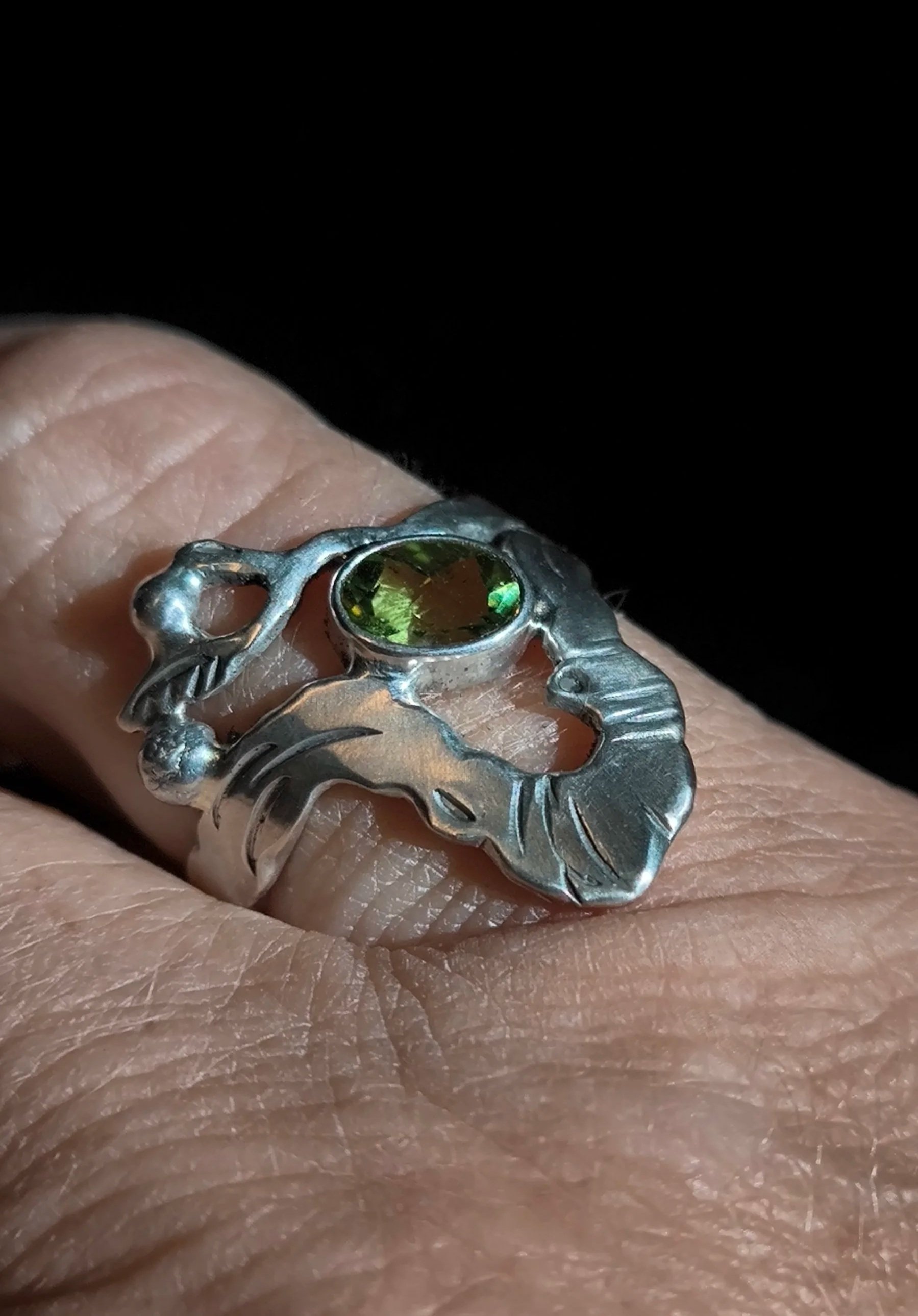 Silberring mit Peridot, Durchmesser 18 mm, recyceltes Silber, Unikat