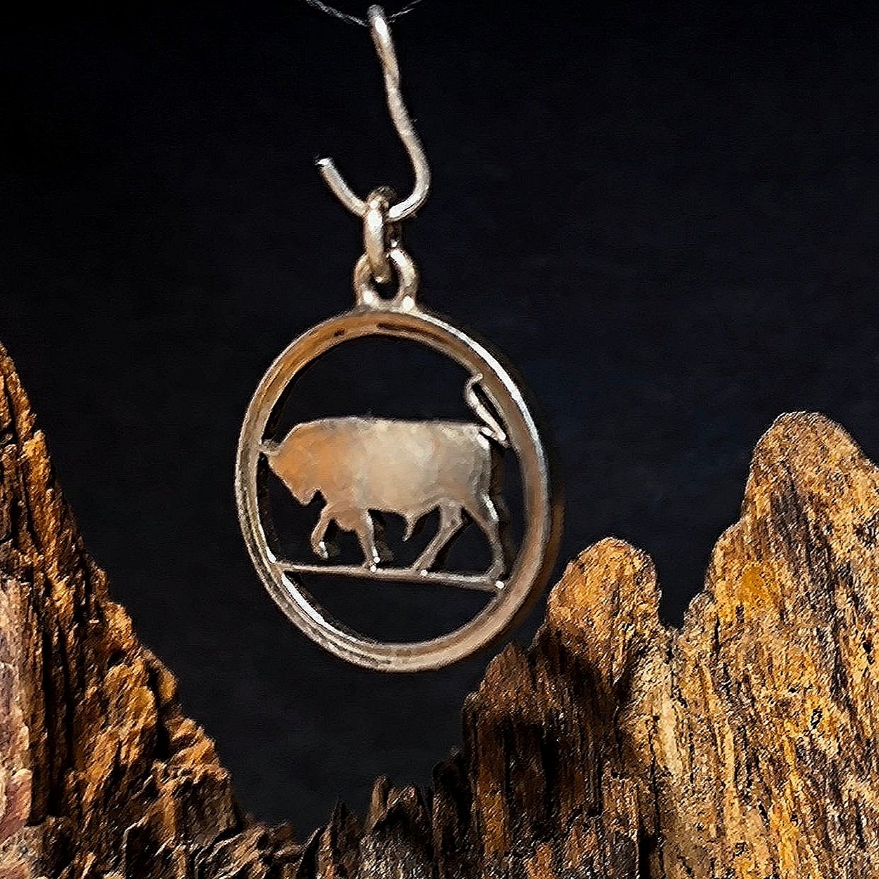 Kleiner Kettenanhänger aus einer ausgesägten Münze. Sternzeichen Stier ,Durchmesser 17.5 mm