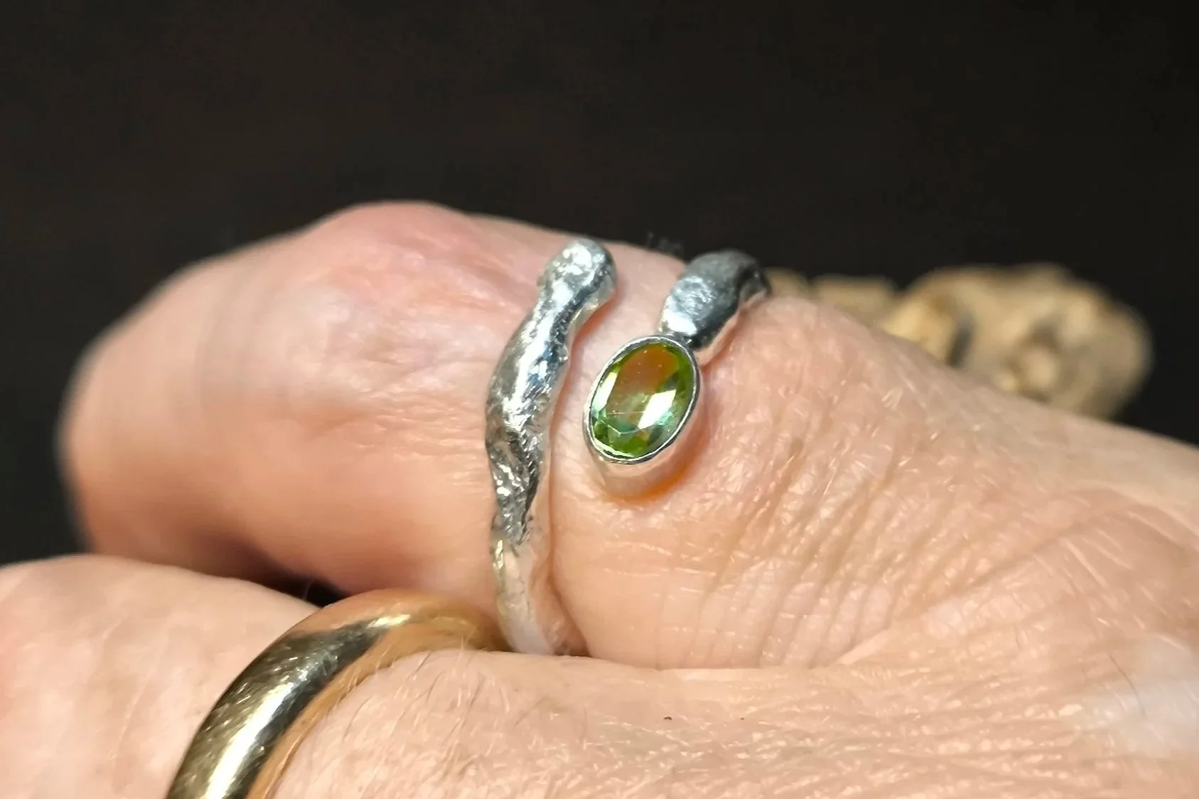 Handgefertigter Silberring, Angeschmolzen m- Peridot, Janet Schmock