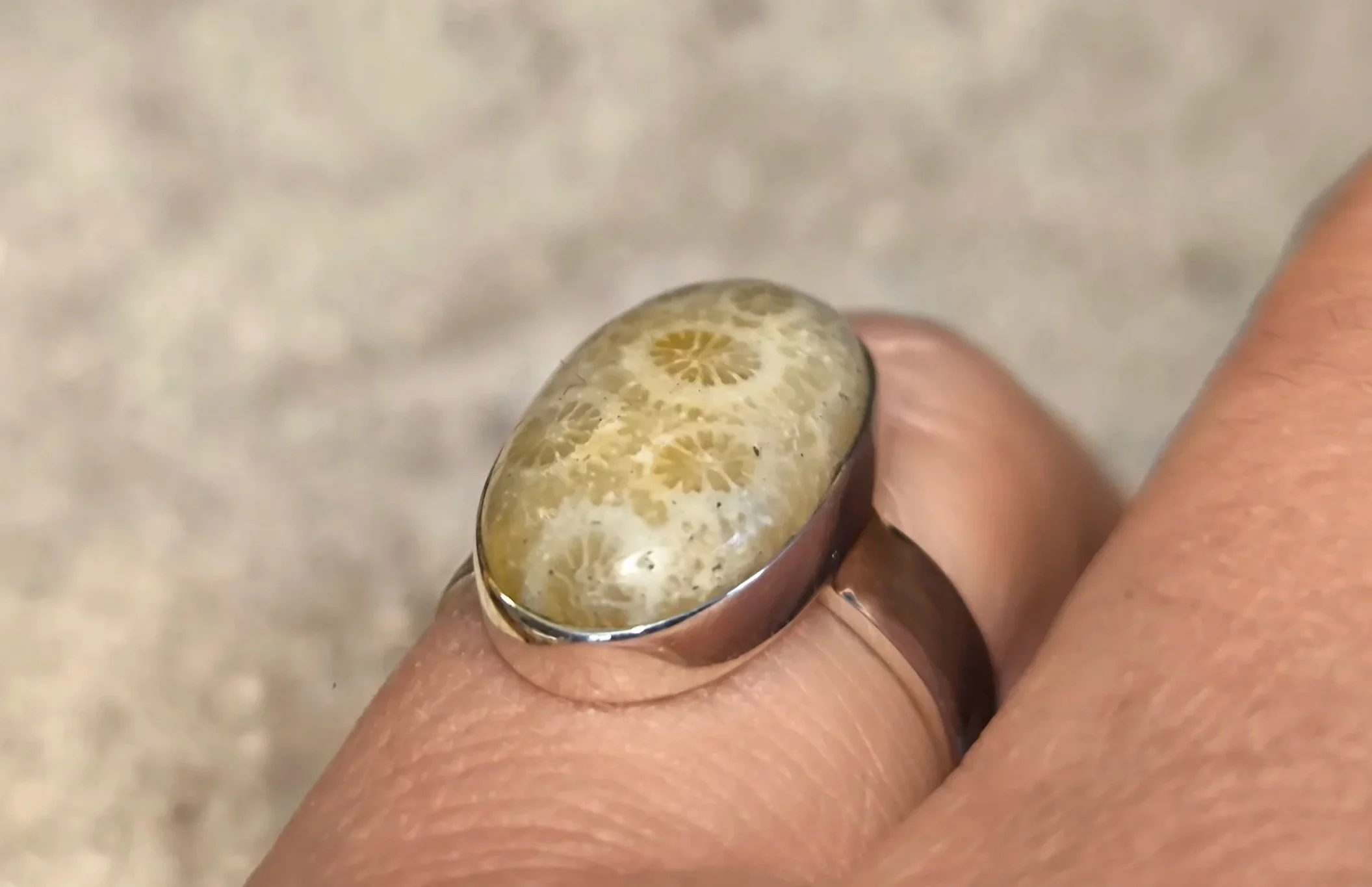 Weiße Koralle, Silberring, handgemacht