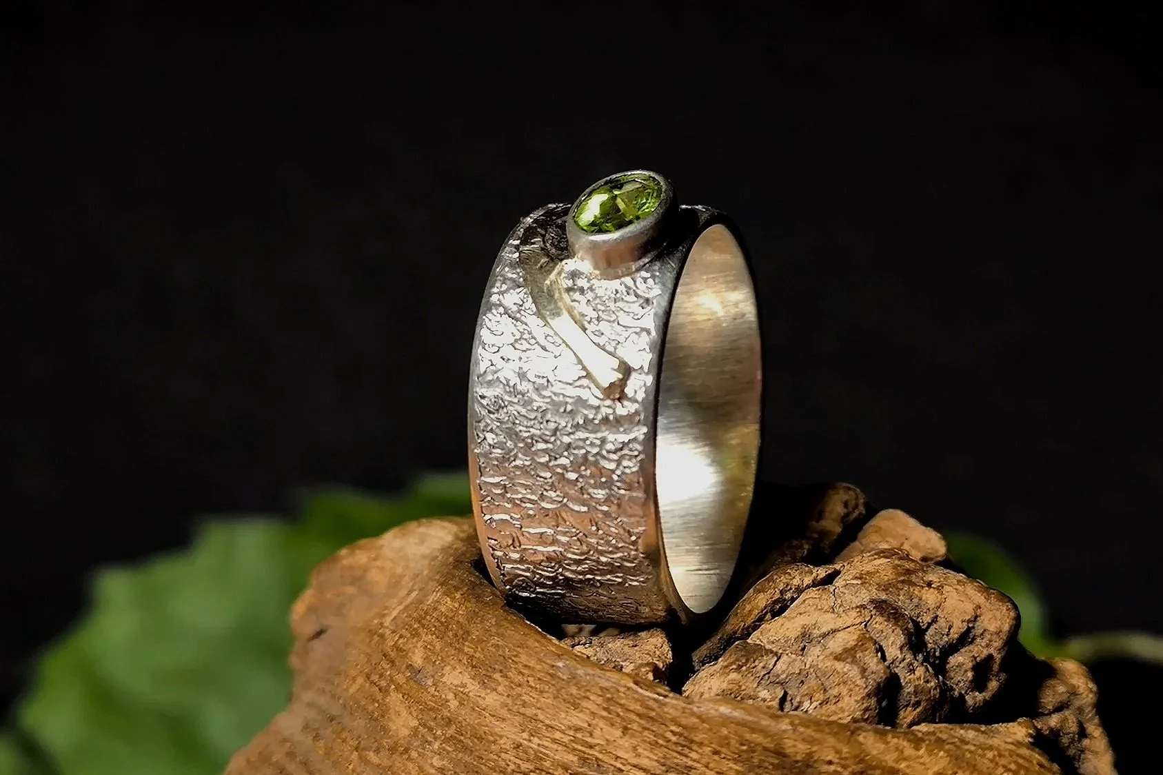 Silberring mit Olivin, Peridot, Gold, Unikat, Durchmesser 21 mm