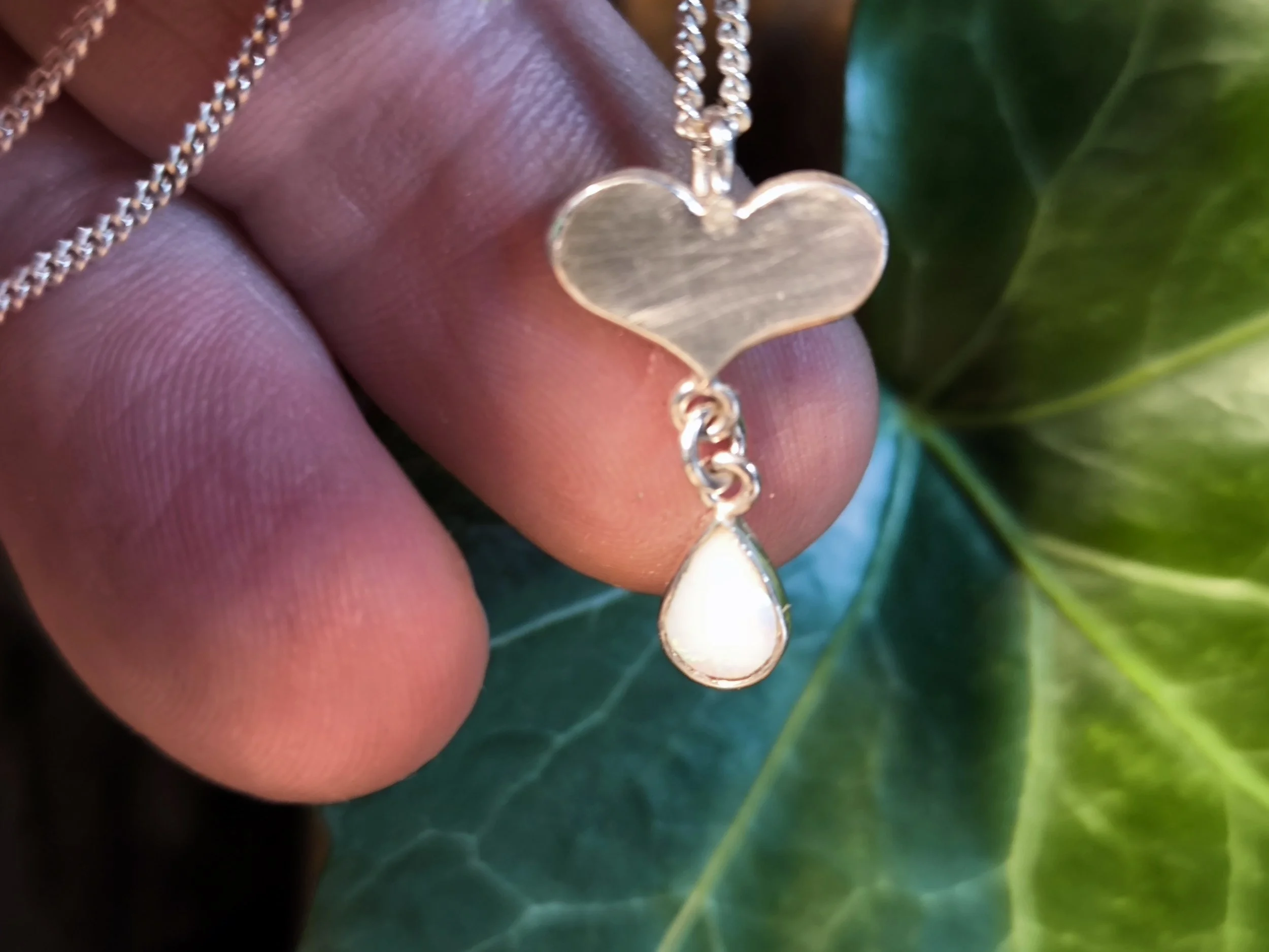 Herz mit Milchopal, Kettenanhänger aus Silber, Unikat