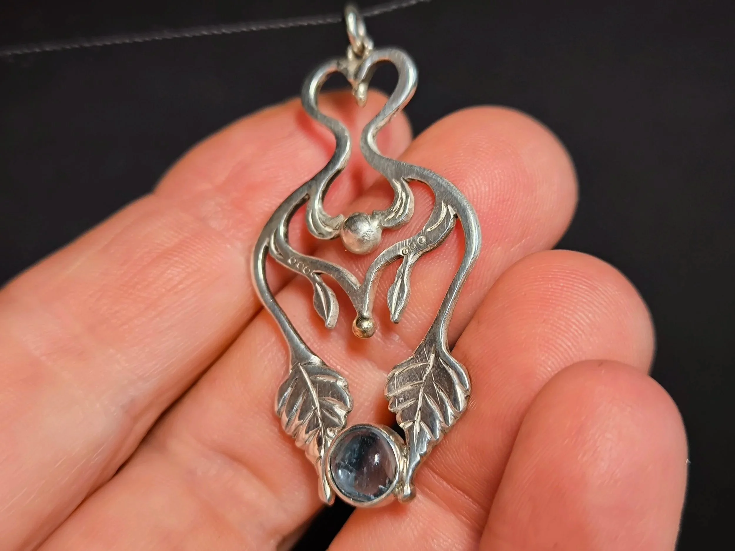 Floraler Silberanhänger mit Blättern und Aquamarin, Unikat