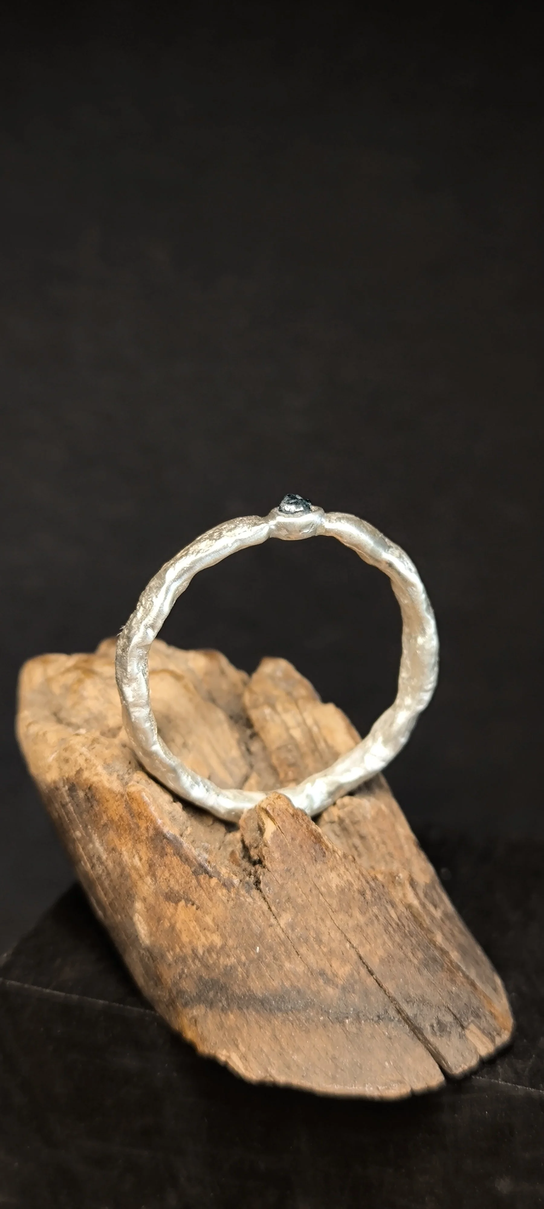 Angeschmolzener Silberring mit Rohdiamant, Janet Schmock