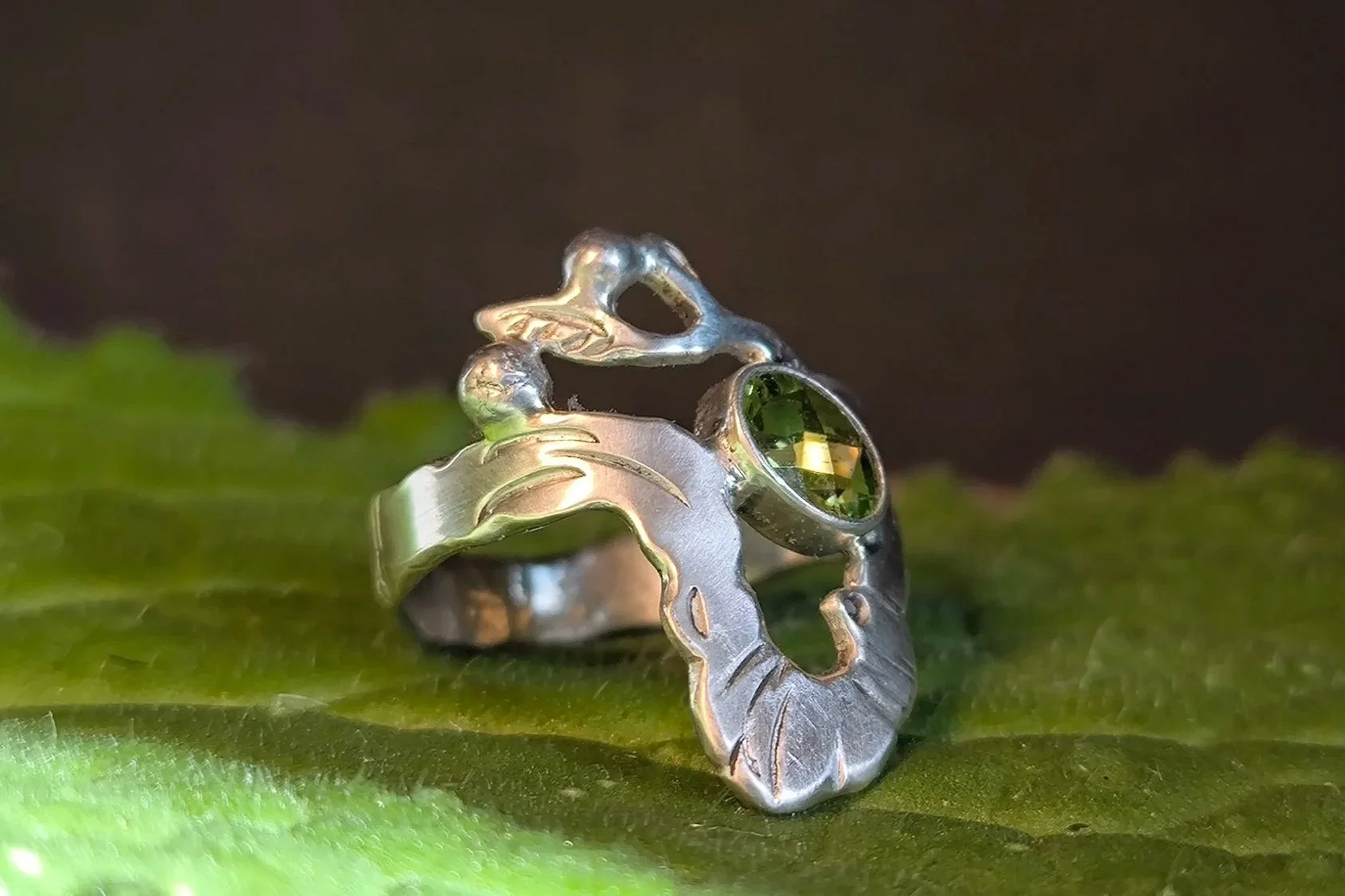 Silberring mit Peridot, Durchmesser 18 mm, recyceltes Silber, Unikat