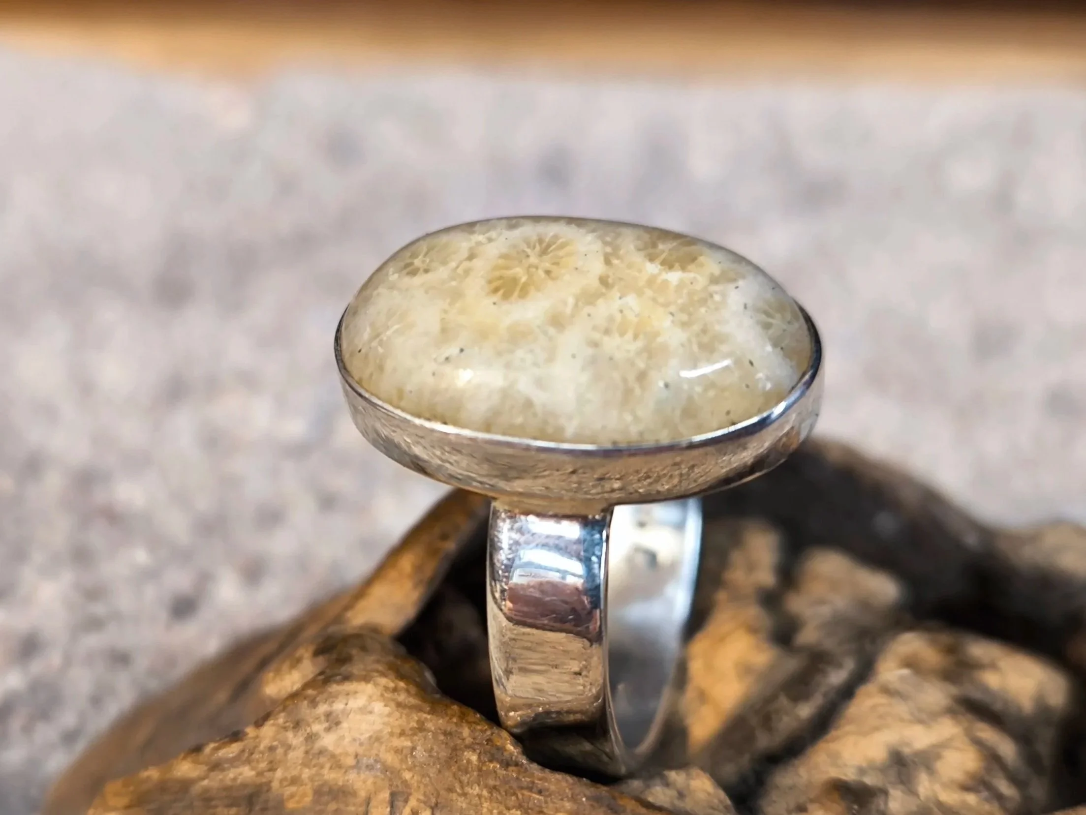 Weiße Koralle, Silberring, handgemacht