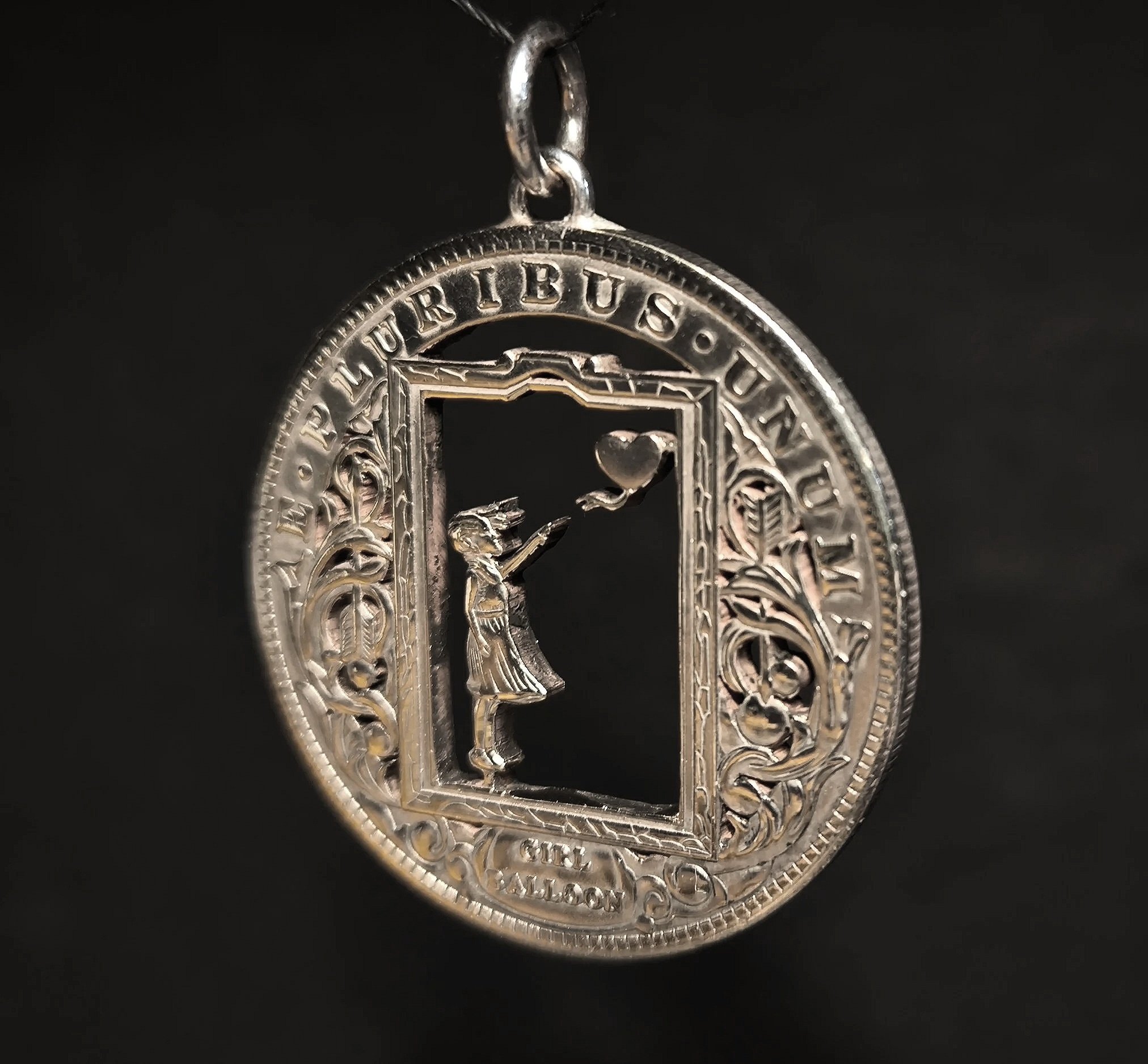 Mädchen mit Ballon, Kettenanhänger