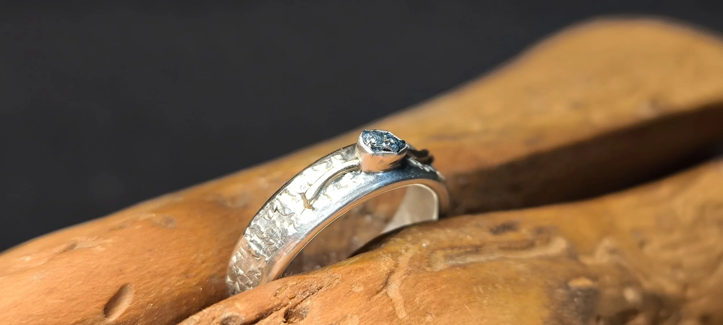 Blauer Rohdiamant, Silberring mit Gold, Janet Schmock