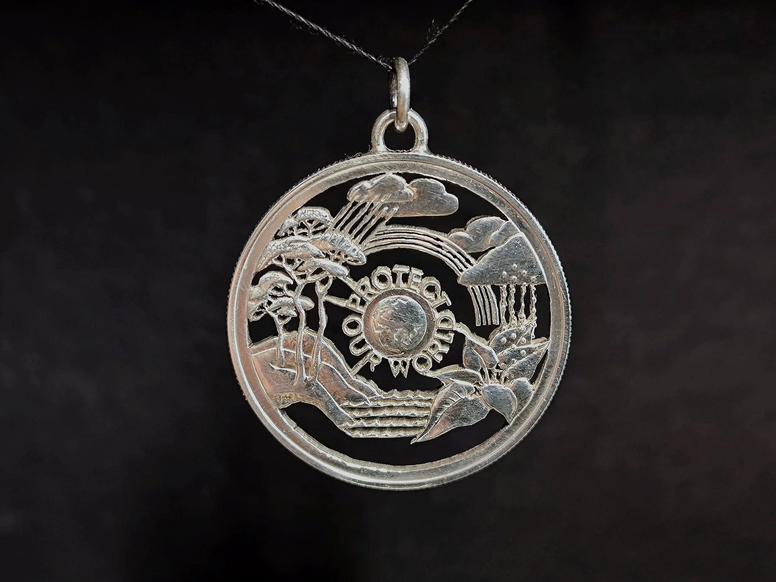 Protect our world, Kettenanhänger, Silbermünze