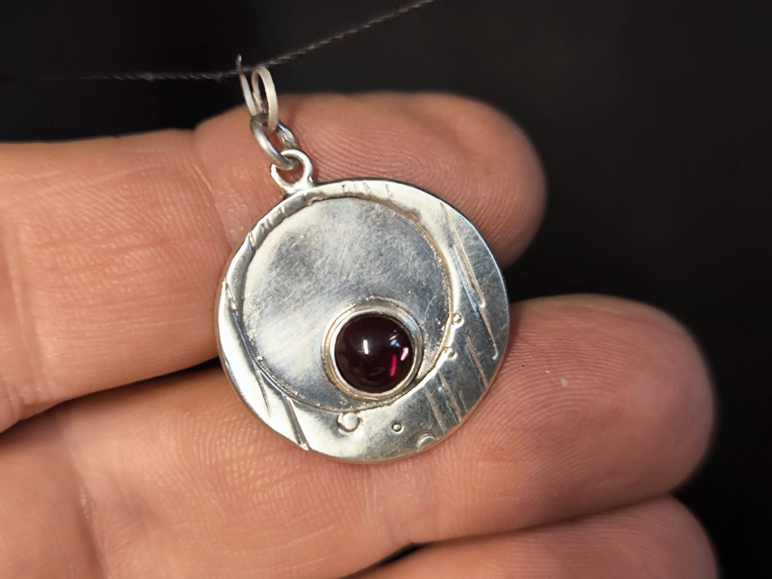Silber Anhänger mit Granat, handgemacht, Unikat