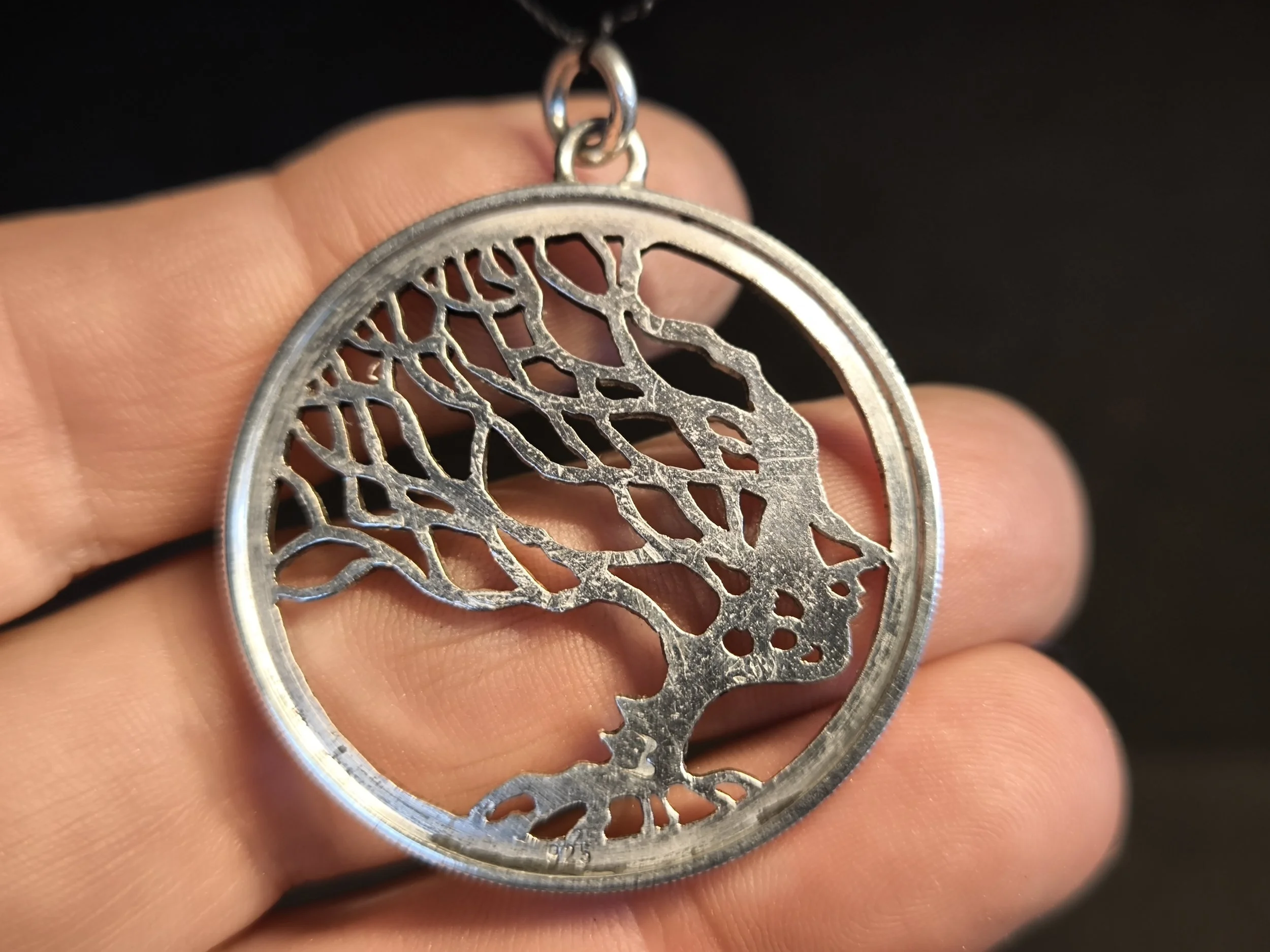 Baum mit wehendem Ästen. Kettenanhänger Silber