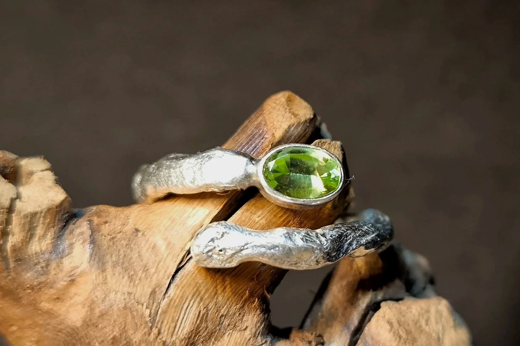 Handgefertigter Silberring, Angeschmolzen m- Peridot, Janet Schmock
