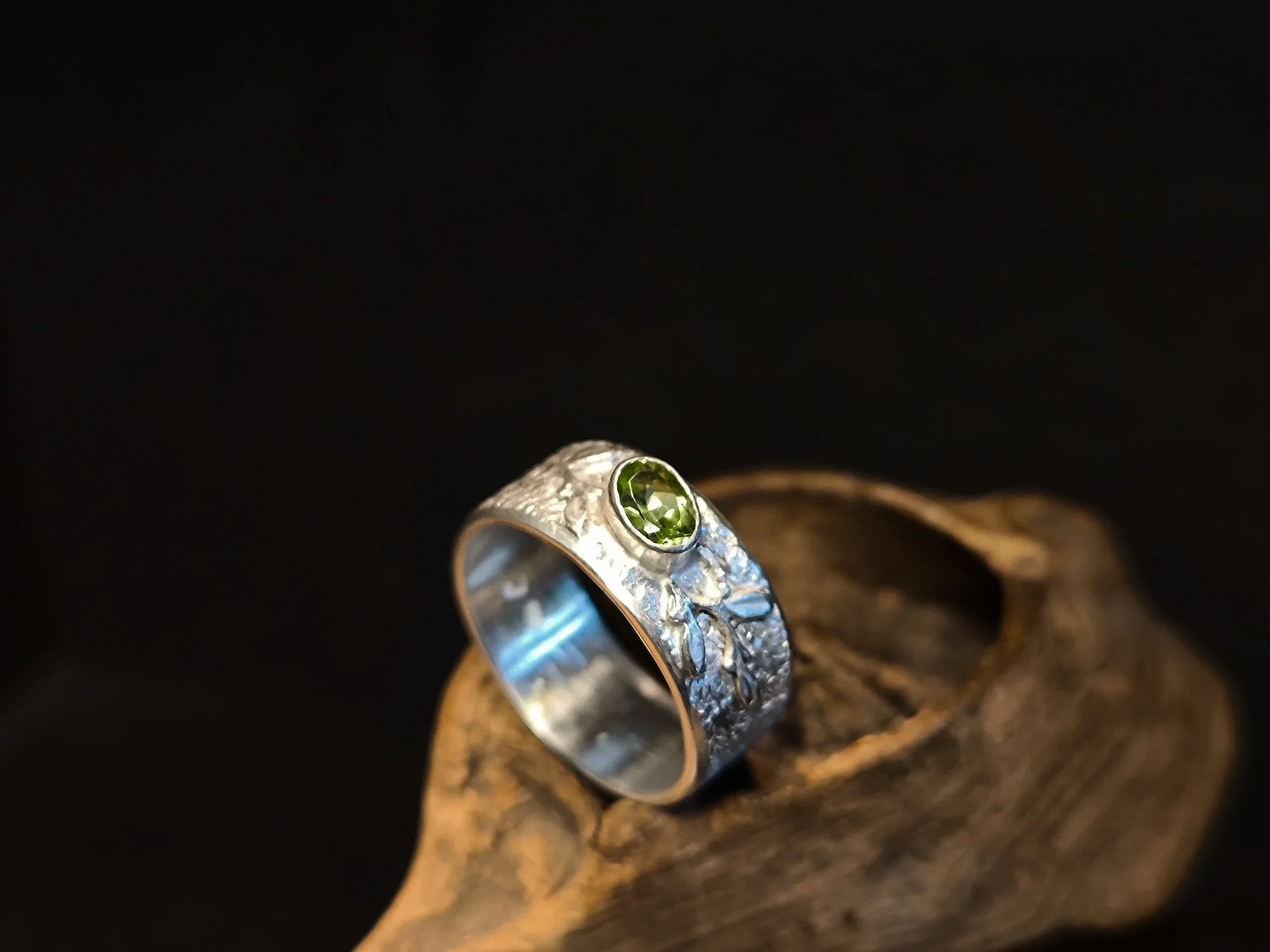 Silberring mit Olivenzweig und Peridot, Germany
