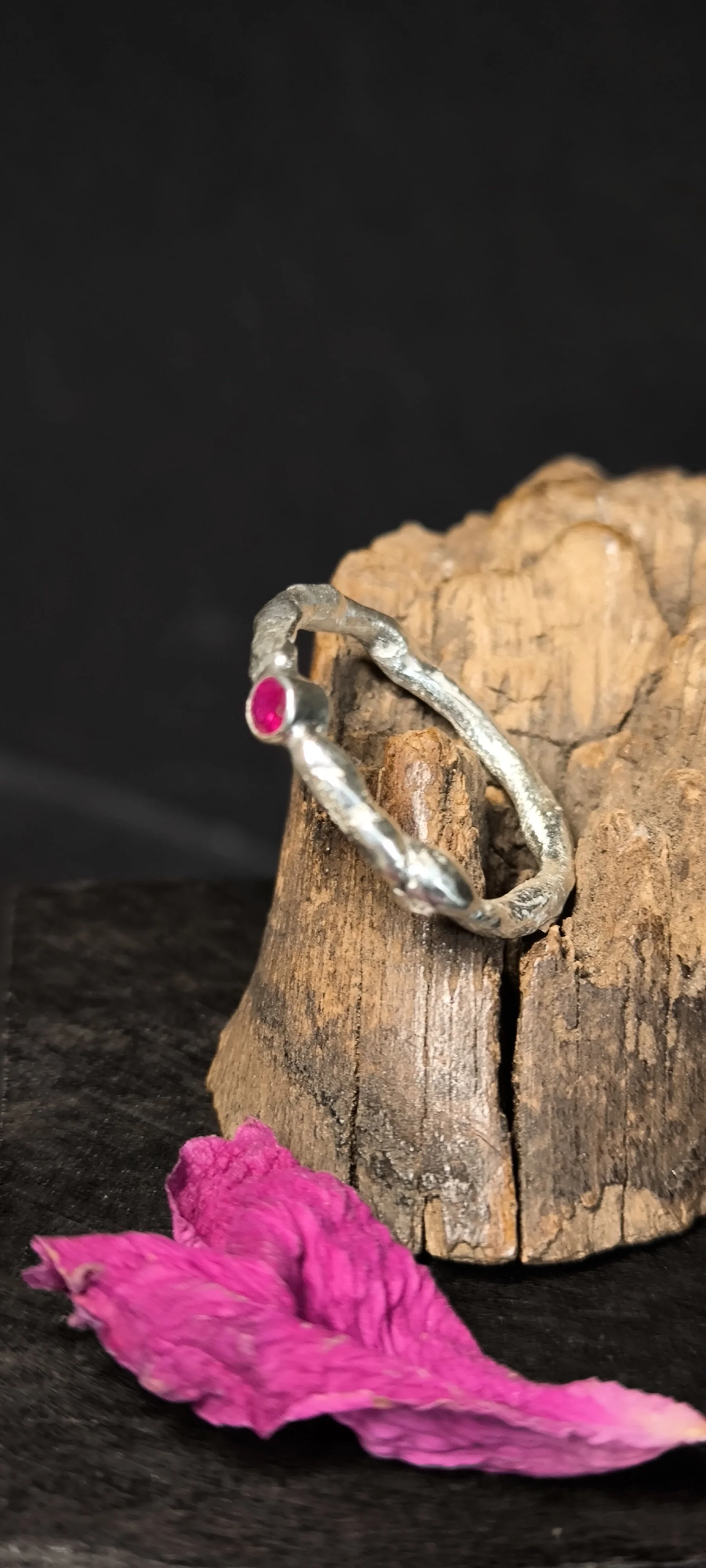 Schmelzwerk aus Silber mit Rubin, Silberschmiede-Eigen-Art