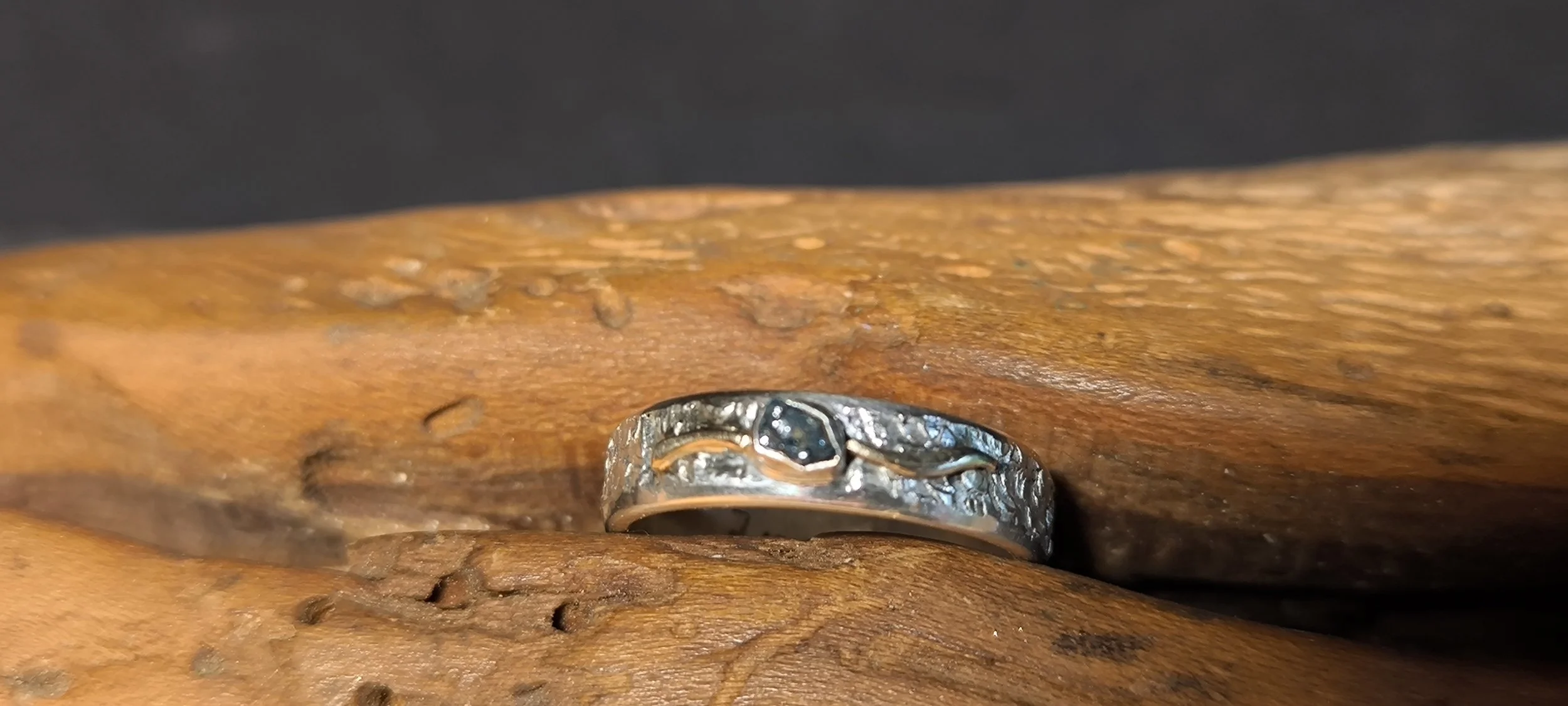 Blauer Rohdiamant, Silberring mit Gold, Janet Schmock