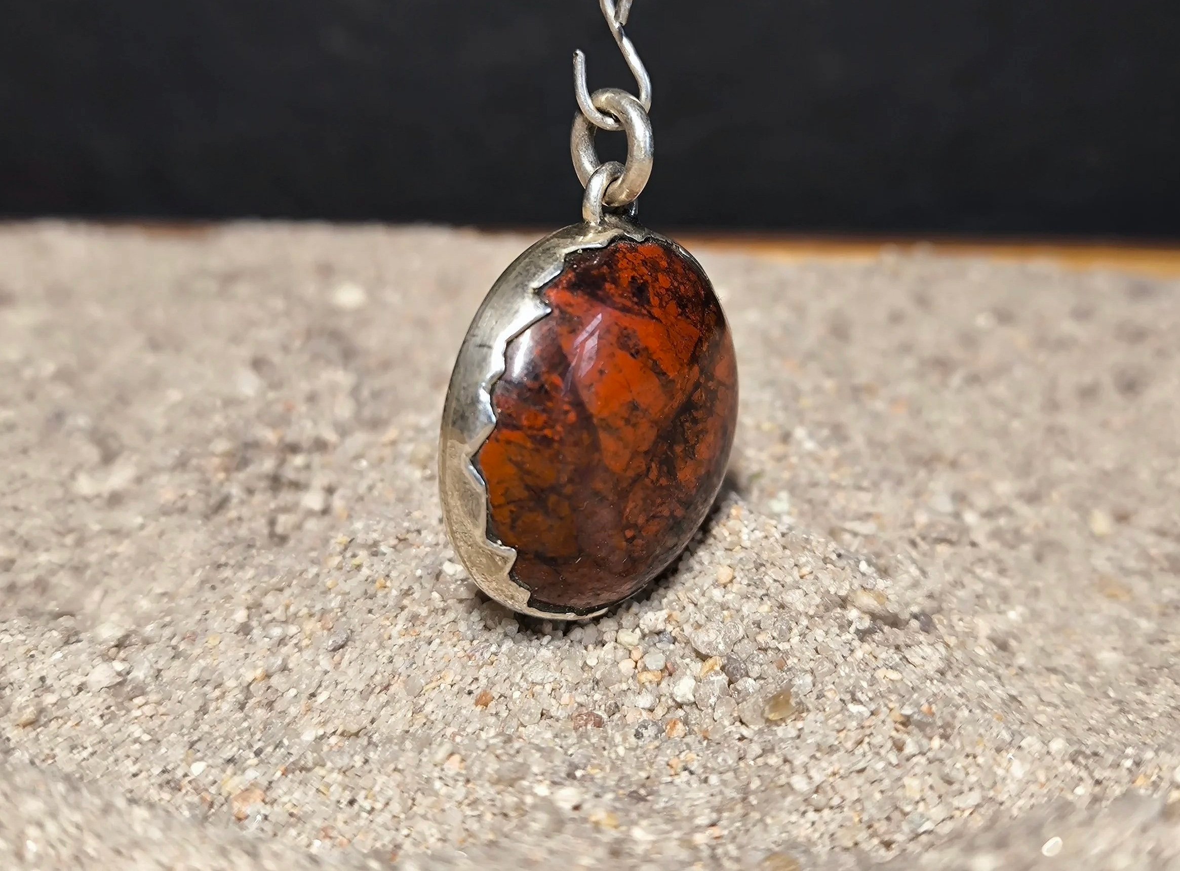 Roter Jaspis, Kettenanhänger in Silber gefasst