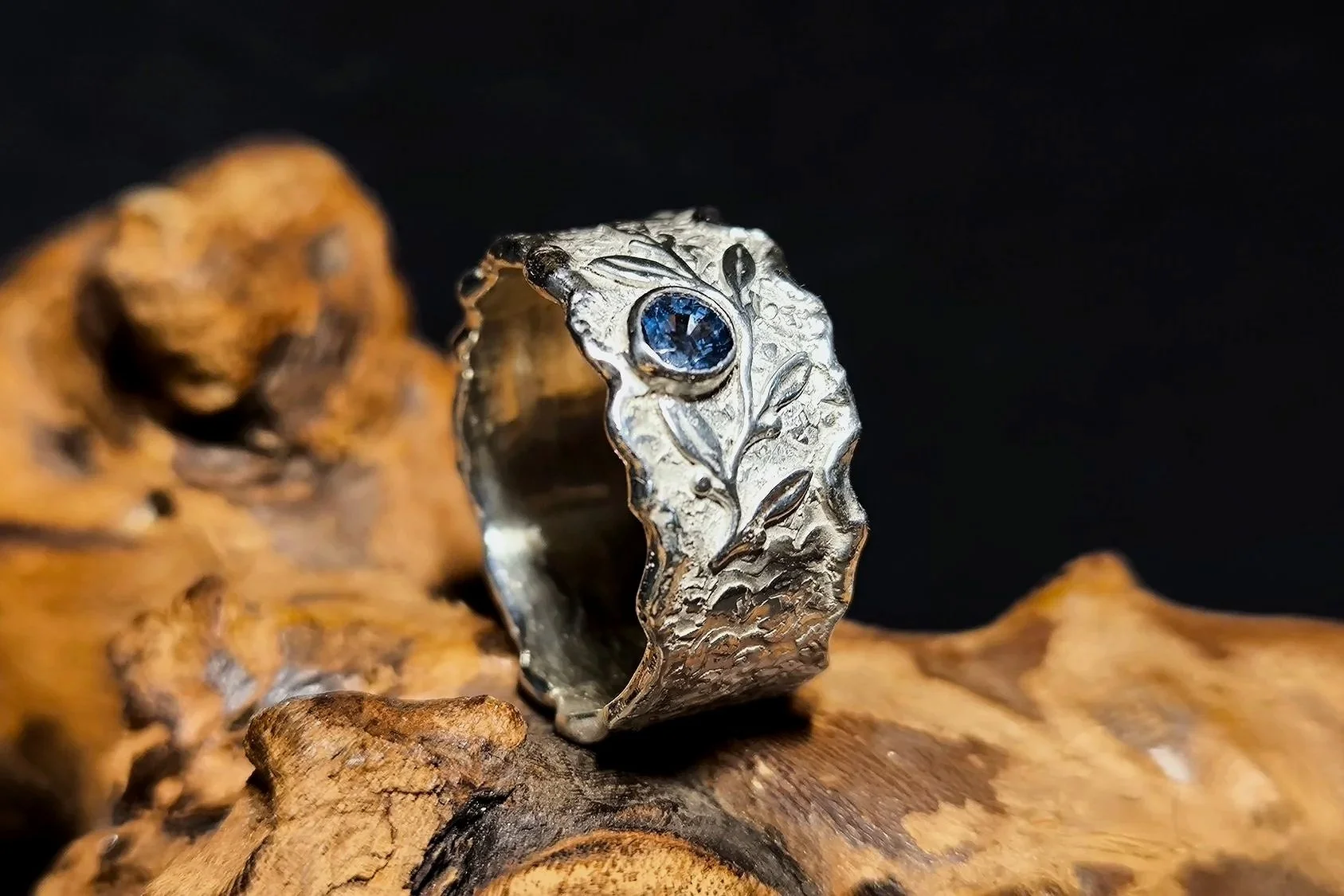Silberring mit angeschmolzenen Rändern und Saphir, handmade