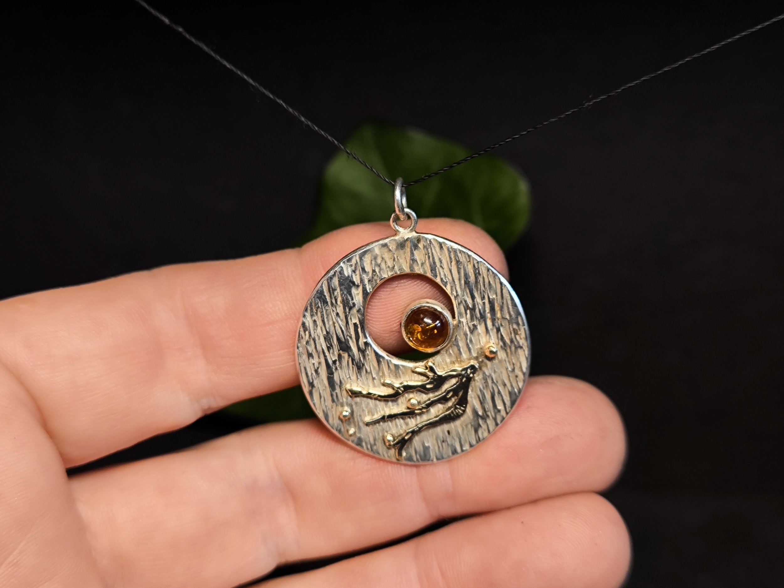 Kettenanhänger bicolor mit Bernstein und Gold, Unikat