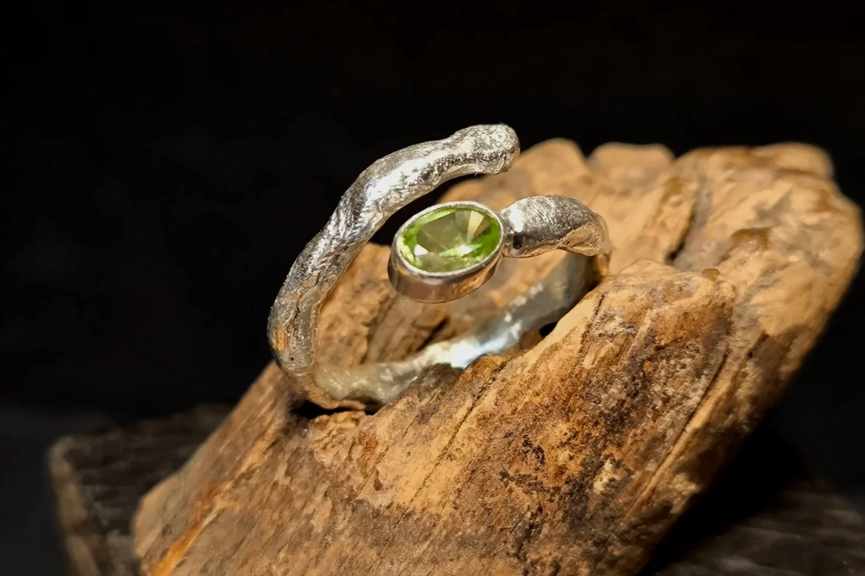 Handgefertigter Silberring, Angeschmolzen m- Peridot, Janet Schmock