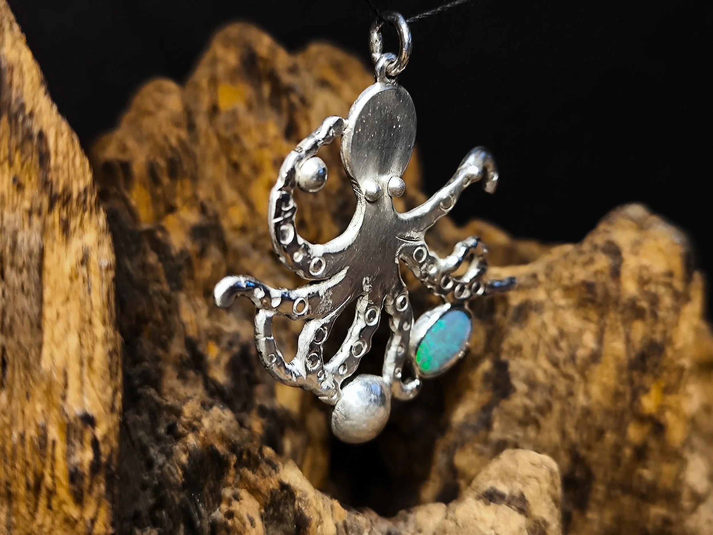 Kettenanhänger Tintenfisch, Silber mit Opal, Unikat