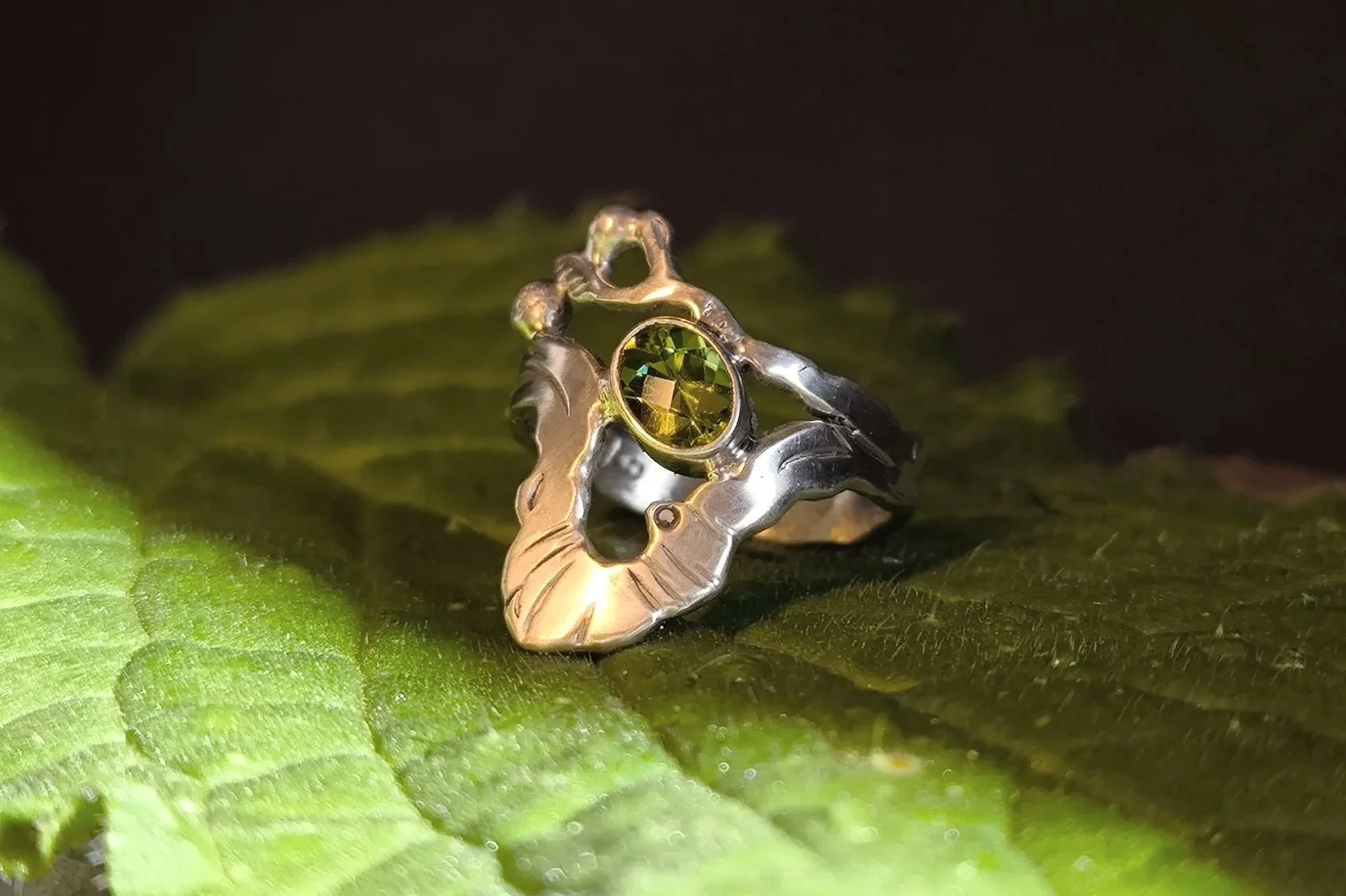 Silberring mit Peridot, Durchmesser 18 mm, recyceltes Silber, Unikat