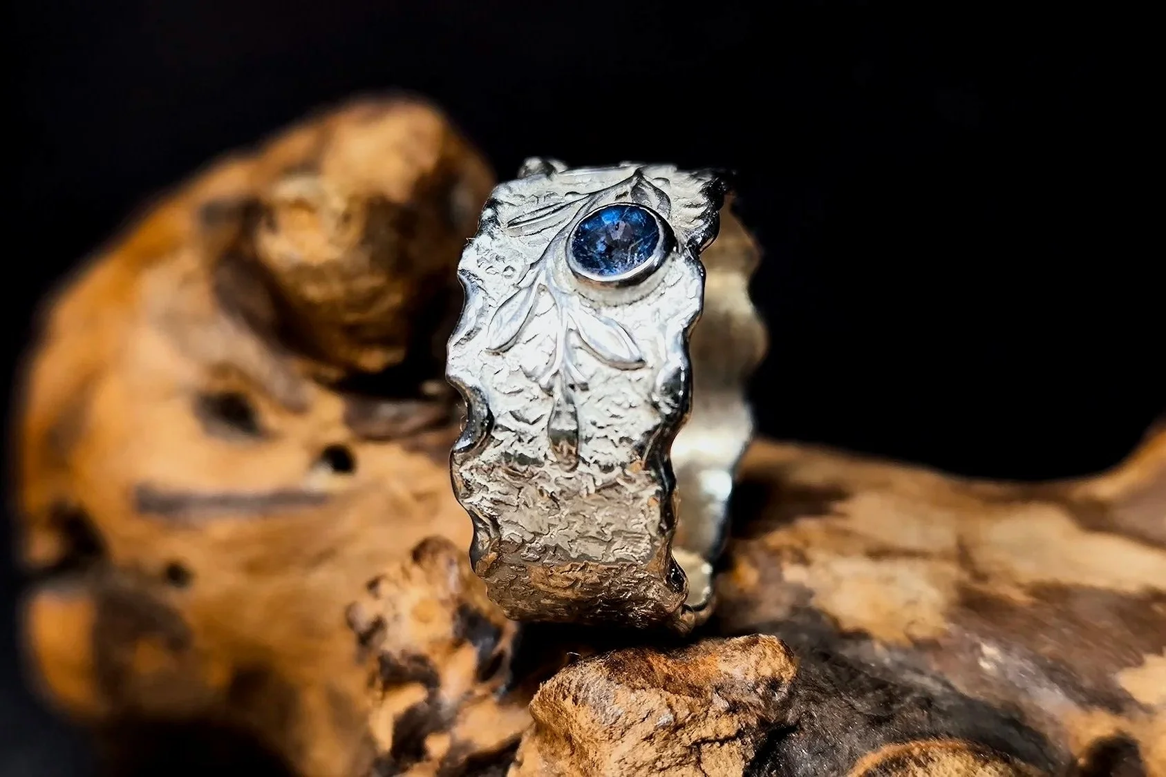 Silberring mit angeschmolzenen Rändern und Saphir, handmade
